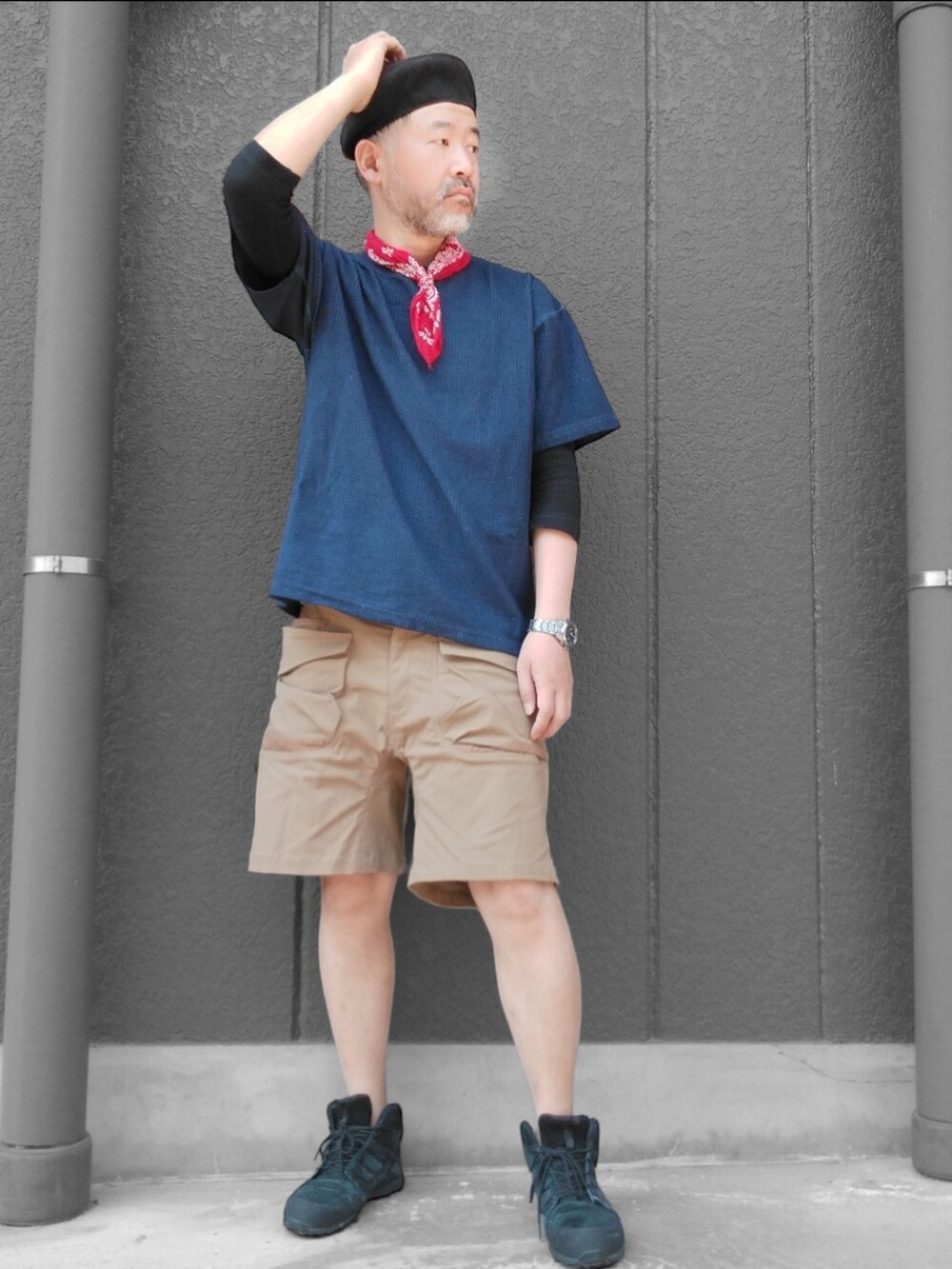 ベージュ系のパンツ、ブルー系のTシャツ/カットソー、ブラック系のスニーカーを着用したメンズの春コーディネートの3枚目の写真