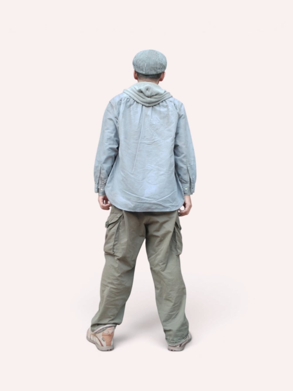 グリーン系のカーゴパンツ、ベージュ系のスニーカー、グレー系のシャツ/ブラウスを着用したメンズの秋コーディネートの5枚目の写真