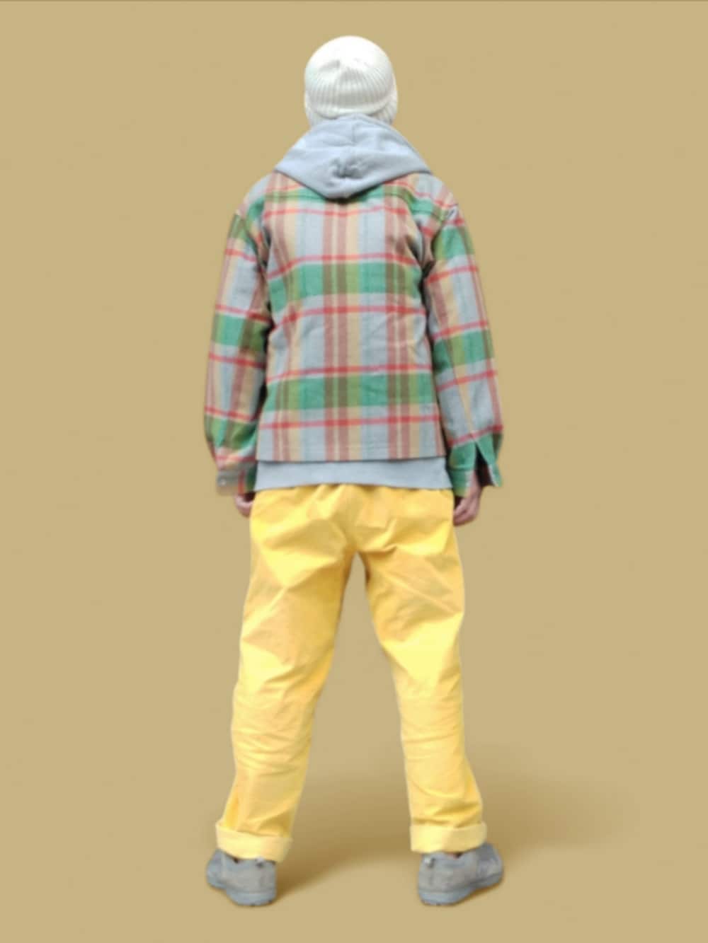 イエロー系のパンツ、グリーン系のスニーカー、グレー系のシャツ/ブラウスを着用したメンズの秋コーディネートの5枚目の写真