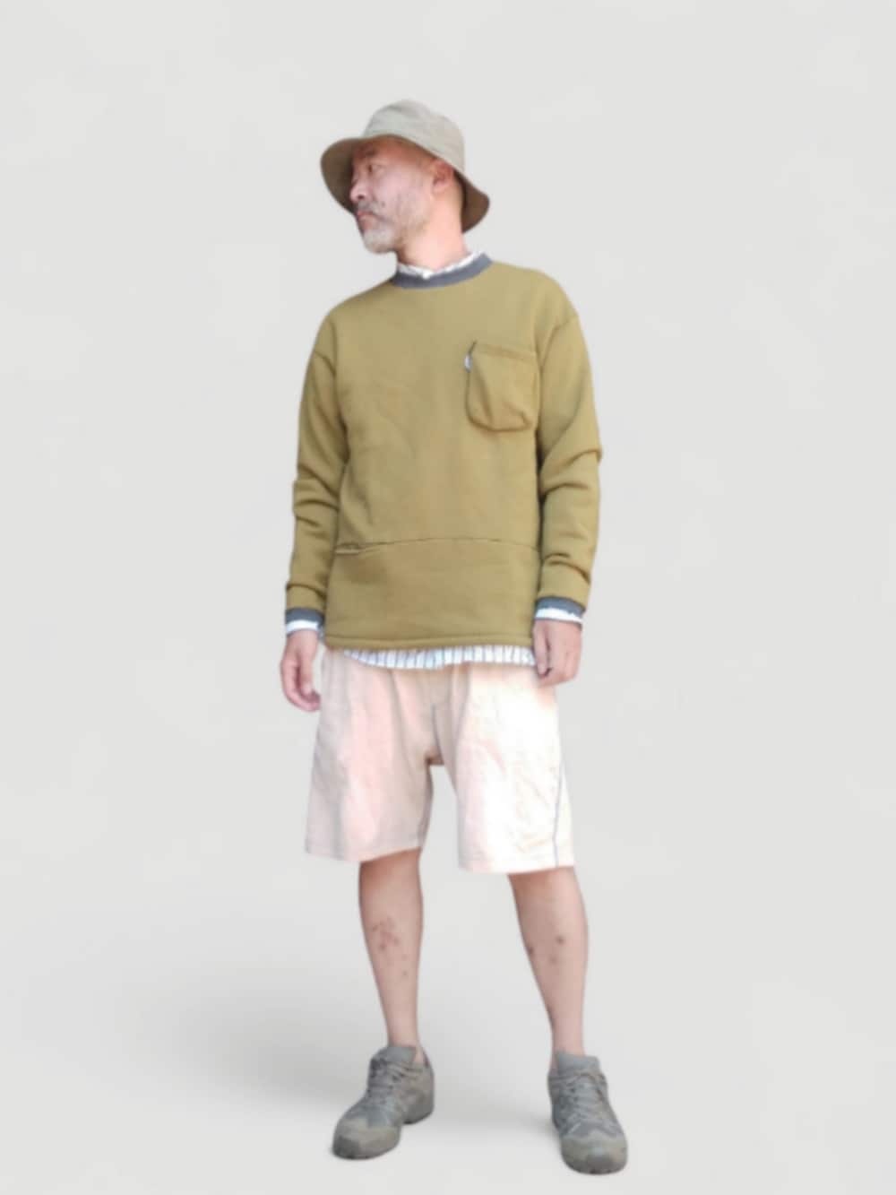 イエロー系のパンツ、グリーン系のスウェット、グリーン系のスニーカーを着用したメンズの夏コーディネートの4枚目の写真