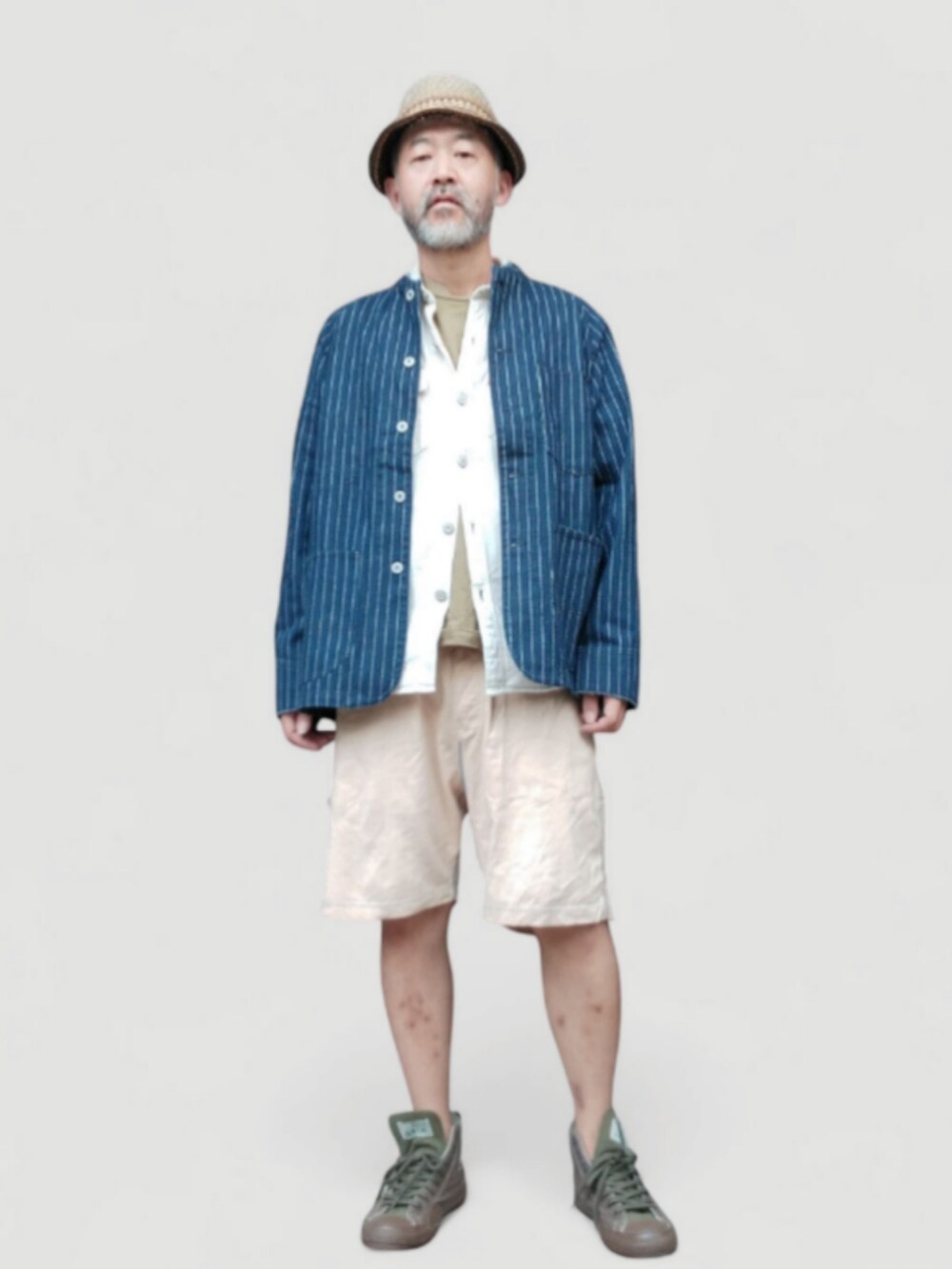 グリーン系のスニーカー、イエロー系のパンツ、ブルー系のジャケット/アウターを着用したメンズの秋コーディネートの3枚目の写真