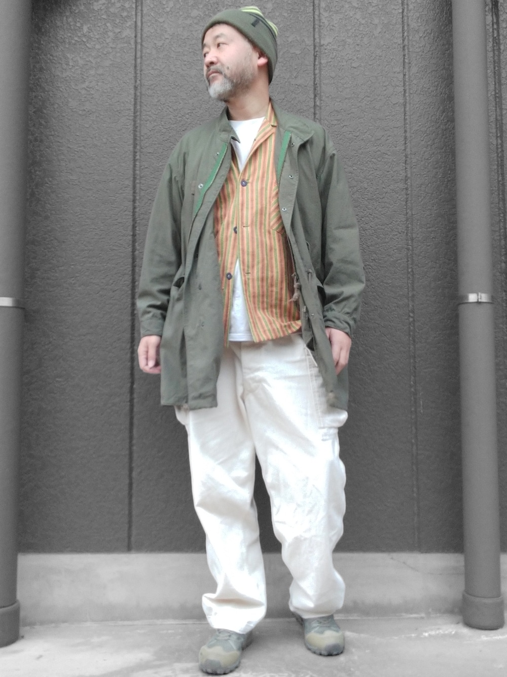 ホワイト系のカーゴパンツ、グリーン系のモッズコート、イエロー系のシャツ/ブラウスを着用したメンズの冬コーディネートの3枚目の写真