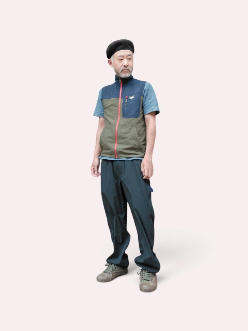 ブルー系のパンツ、グリーン系のスニーカー、ブルー系のTシャツ/カットソーを着用したメンズの夏コーディネートの2枚目の写真