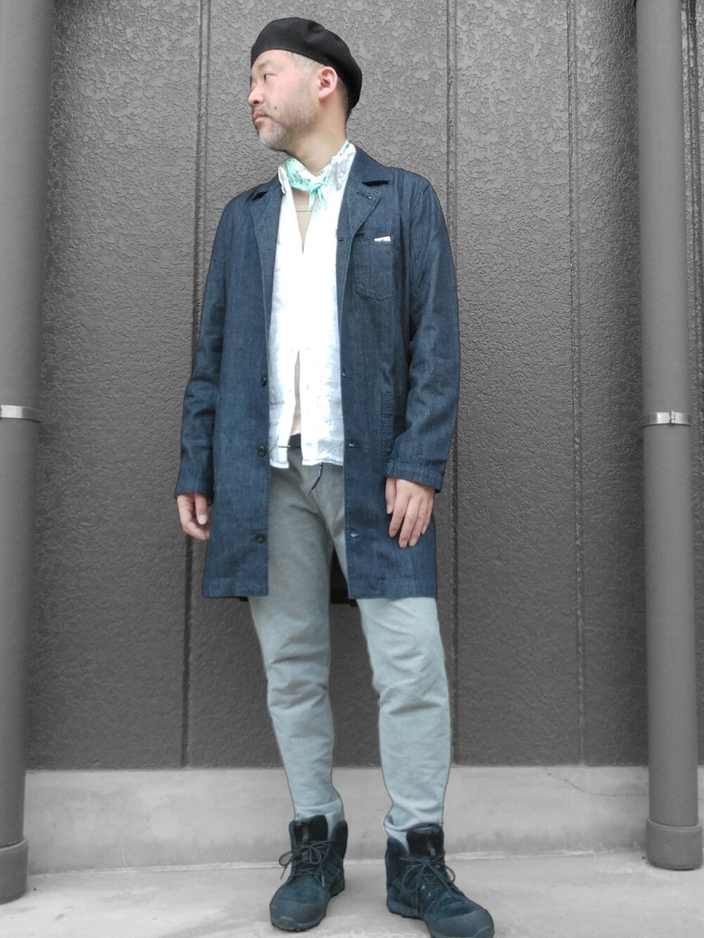 グレー系のその他パンツ、ブラック系のスニーカー、ブルー系のデニムジャケットを着用したメンズの夏コーディネートの3枚目の写真