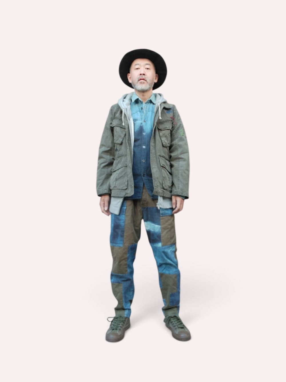 ブルー系のデニムパンツ、グリーン系のスニーカー、グリーン系のジャケット/アウターを着用したメンズの秋コーディネートの2枚目の写真