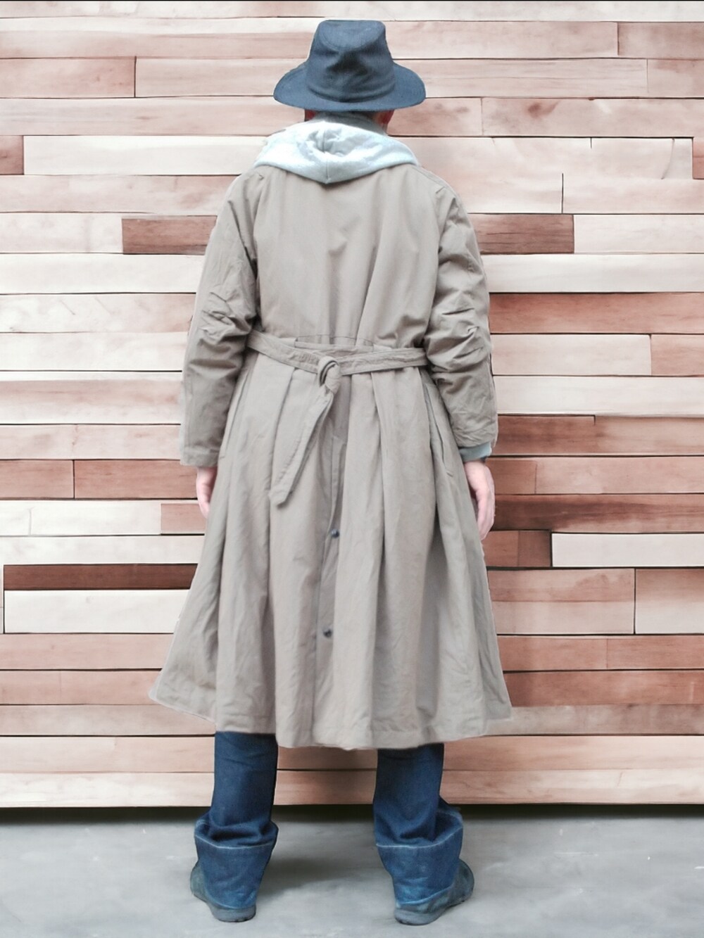 グリーン系のトレンチコート、ブルー系のシャツ/ブラウス、ブルー系のデニムパンツを着用したメンズの冬コーディネートの5枚目の写真