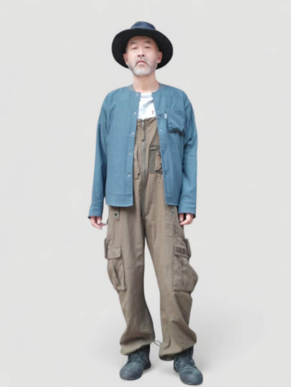 ブラック系のスニーカー、グリーン系のサロペット/オーバーオール、ブルー系のTシャツ/カットソーを着用したメンズの秋コーディネートの3枚目の写真