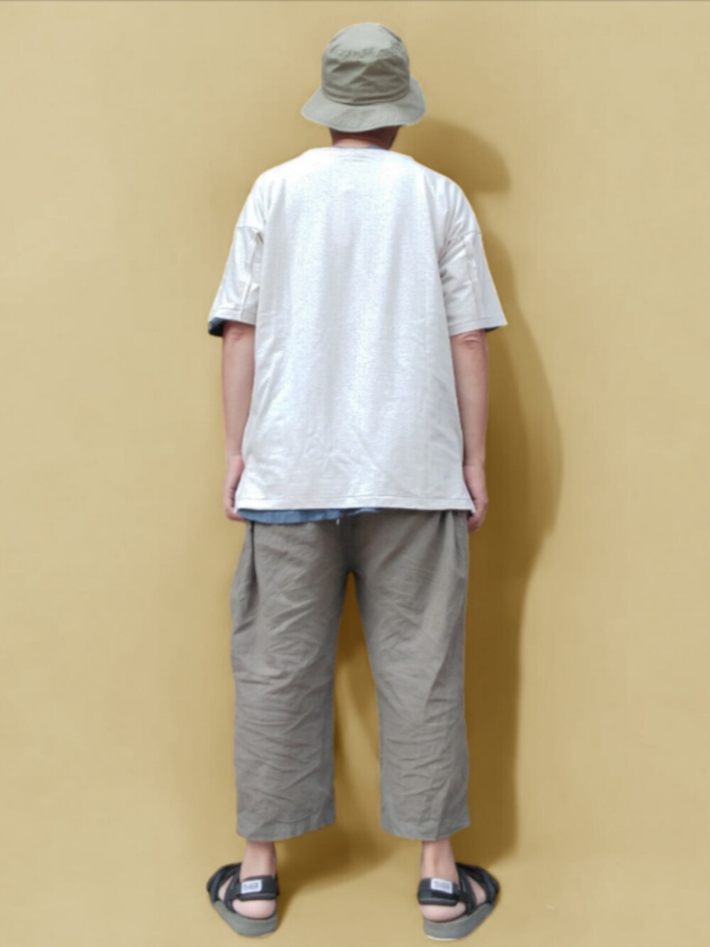 グリーン系のサンダル、グリーン系のその他パンツ、ホワイト系のTシャツ/カットソーを着用したメンズの夏コーディネートの5枚目の写真