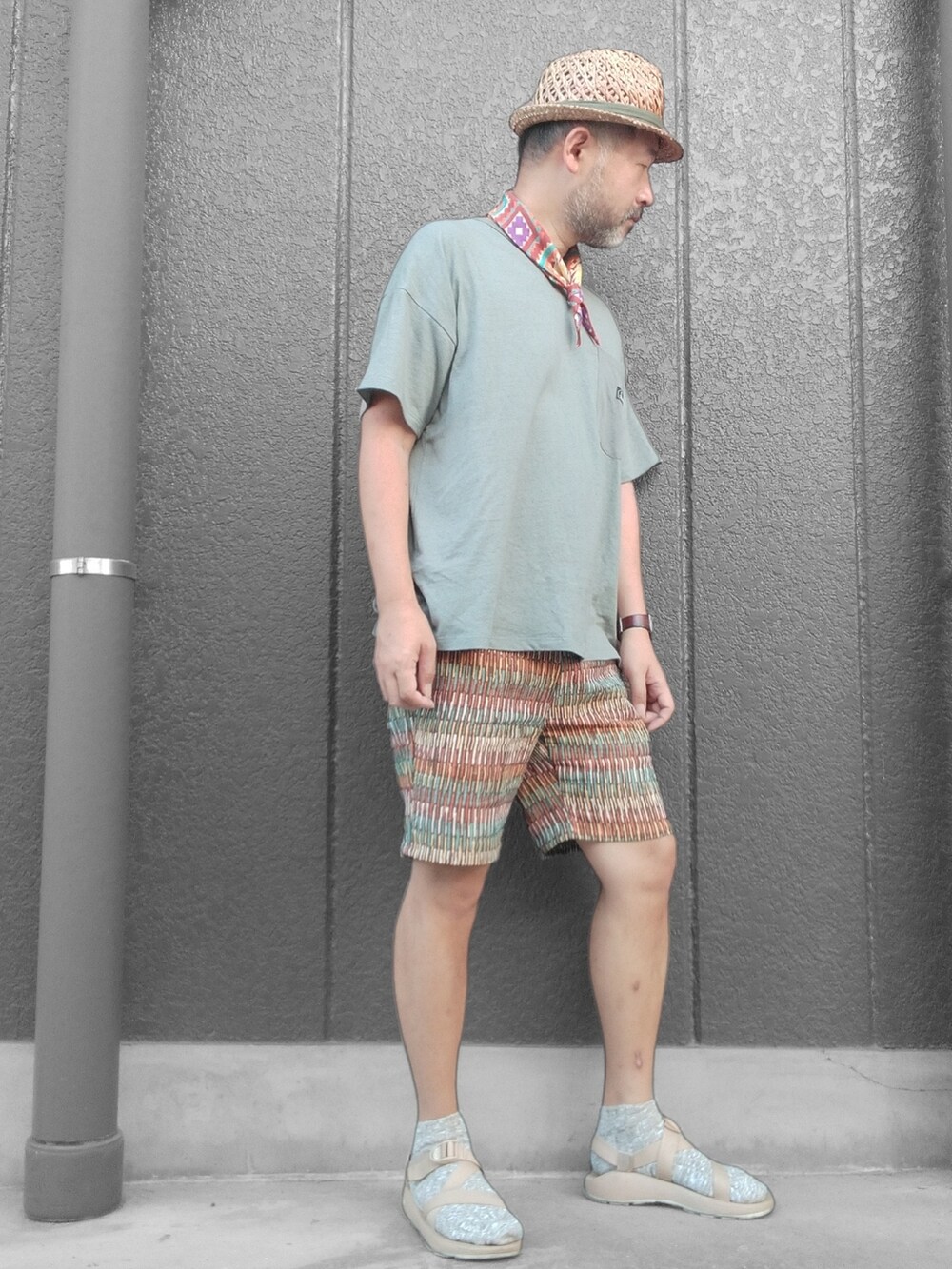 グリーン系のTシャツ/カットソー、その他のその他パンツ、ベージュ系のサンダルを着用したメンズの夏コーディネートの4枚目の写真