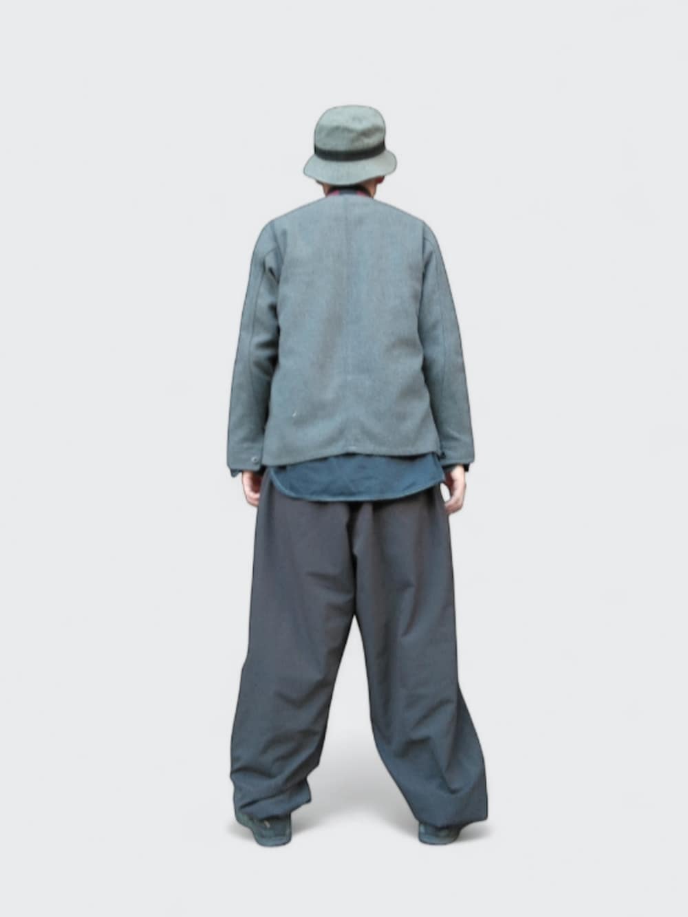 ブラック系のパンツ、ブラック系のスニーカー、グレー系のスウェットを着用したメンズの冬コーディネートの5枚目の写真