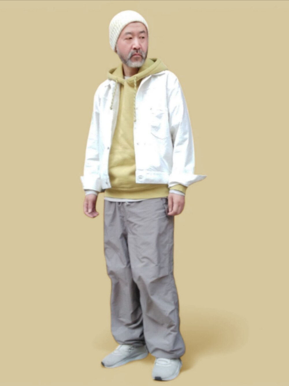 グレー系のパンツ、ホワイト系のスニーカー、ホワイト系のジャケット/アウターを着用したメンズの春コーディネートの3枚目の写真