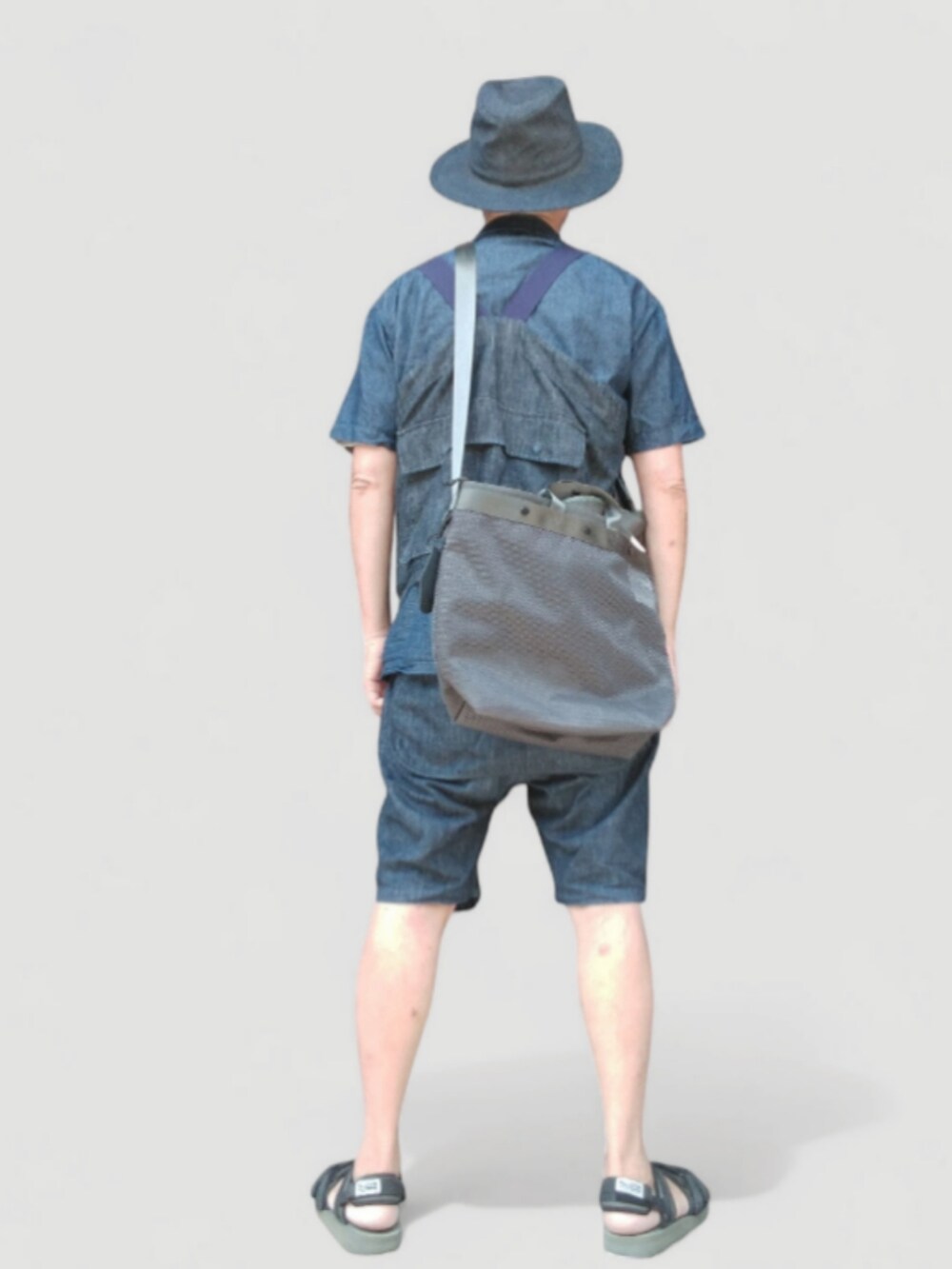 ブラック系のサンダル、ブラック系のショルダーバッグ、ブルー系のベストを着用したメンズの夏コーディネートの5枚目の写真