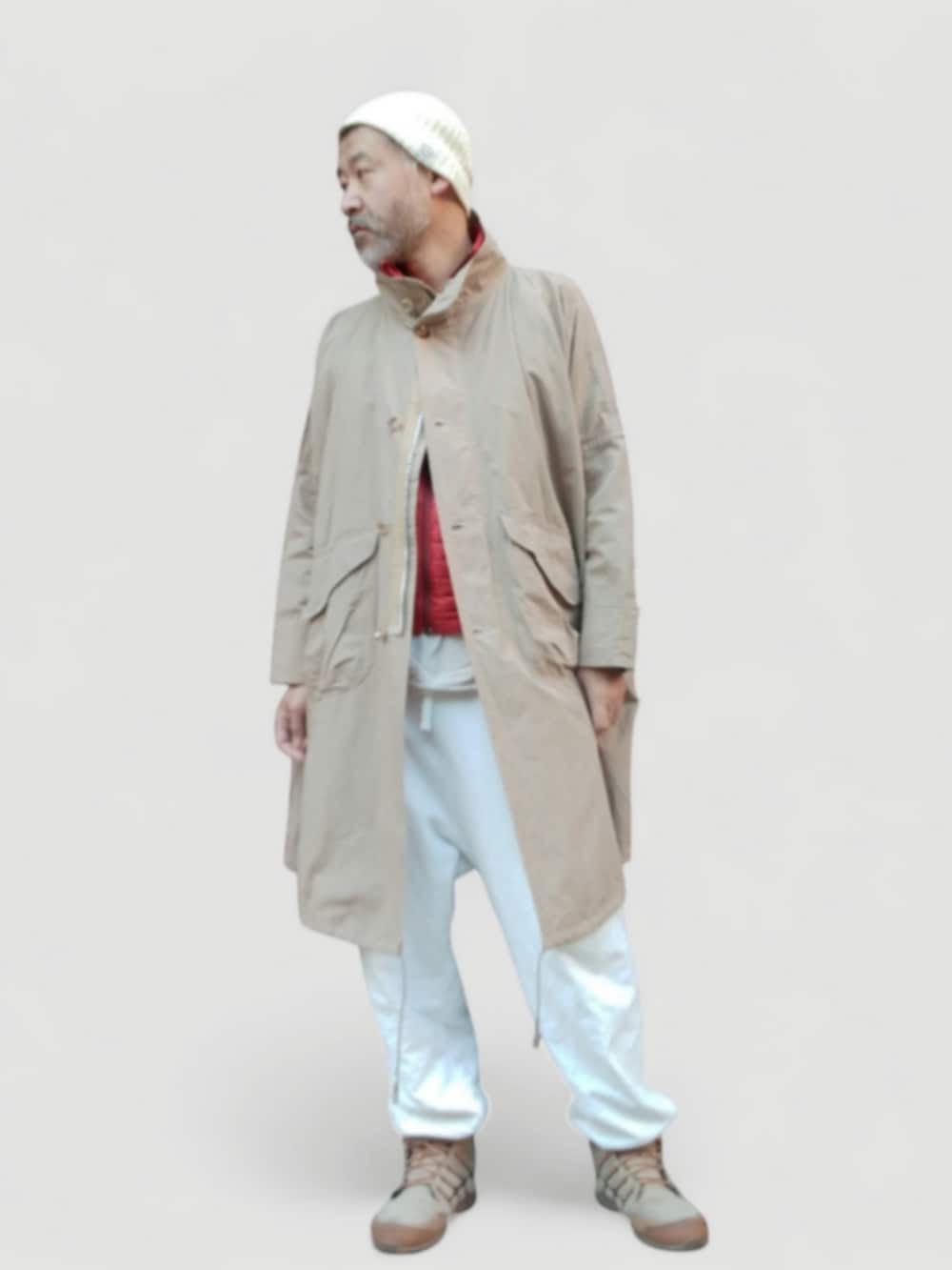 ベージュ系のスニーカー、ホワイト系のスウェットパンツ、ベージュ系のジャケット/アウターを着用したメンズの冬コーディネートの3枚目の写真