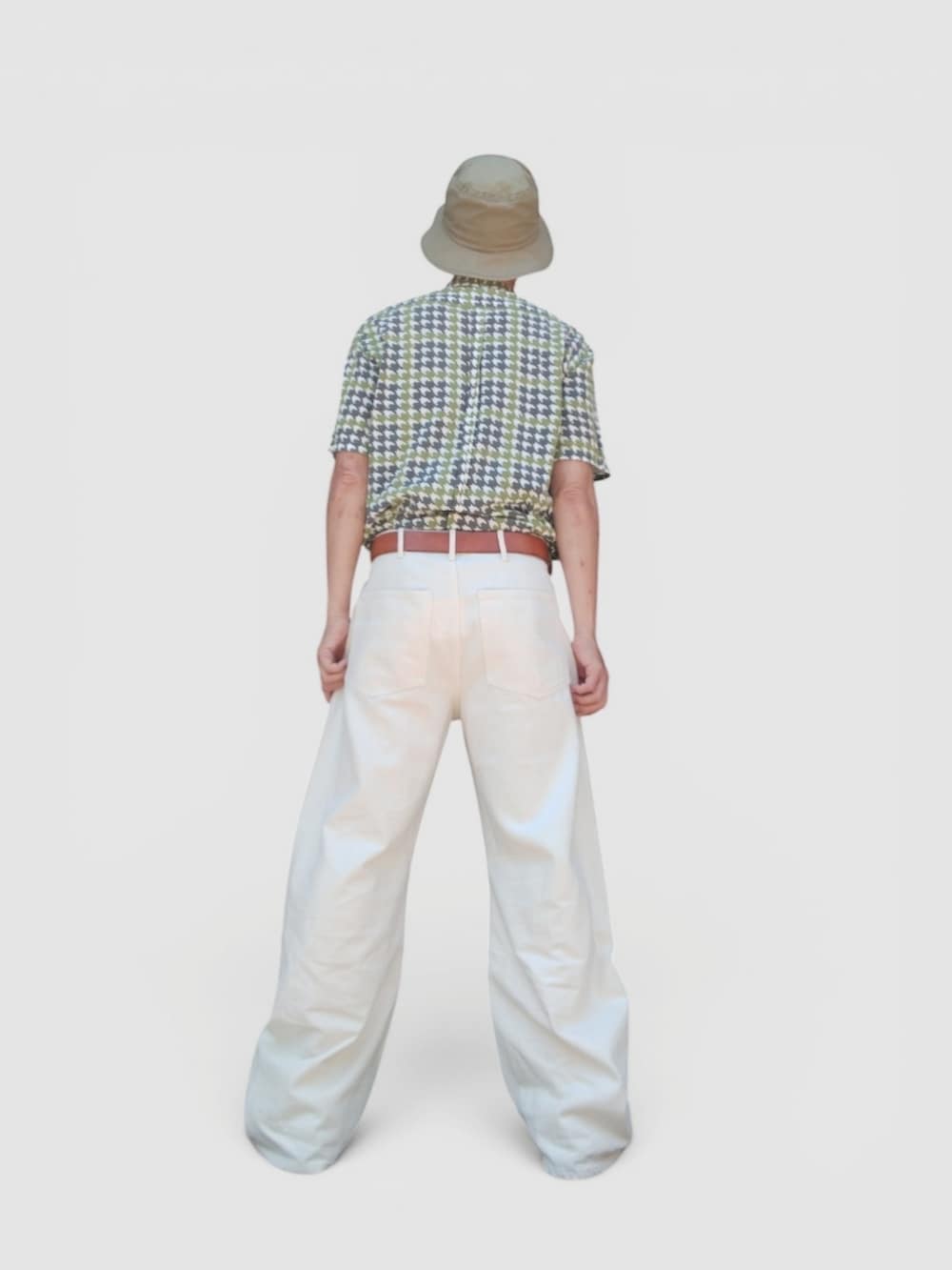 ホワイト系のパンツ、グリーン系のシャツ/ブラウス、グリーン系のハットを着用したメンズの夏コーディネートの5枚目の写真