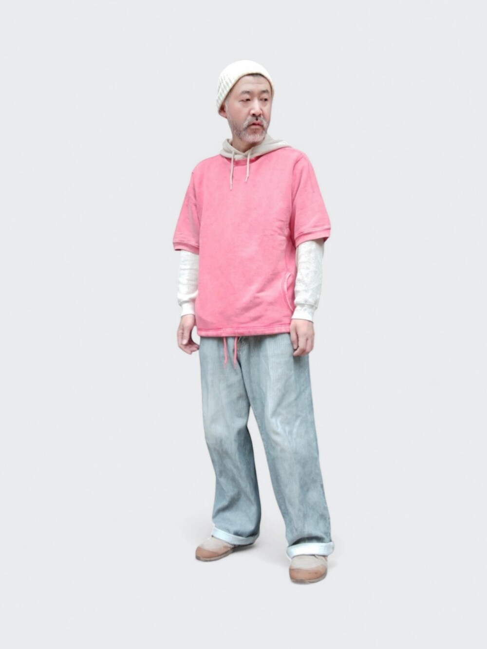 ピンク系のスウェット、グレー系のデニムパンツ、ベージュ系のスニーカーを着用したメンズの春コーディネートの3枚目の写真