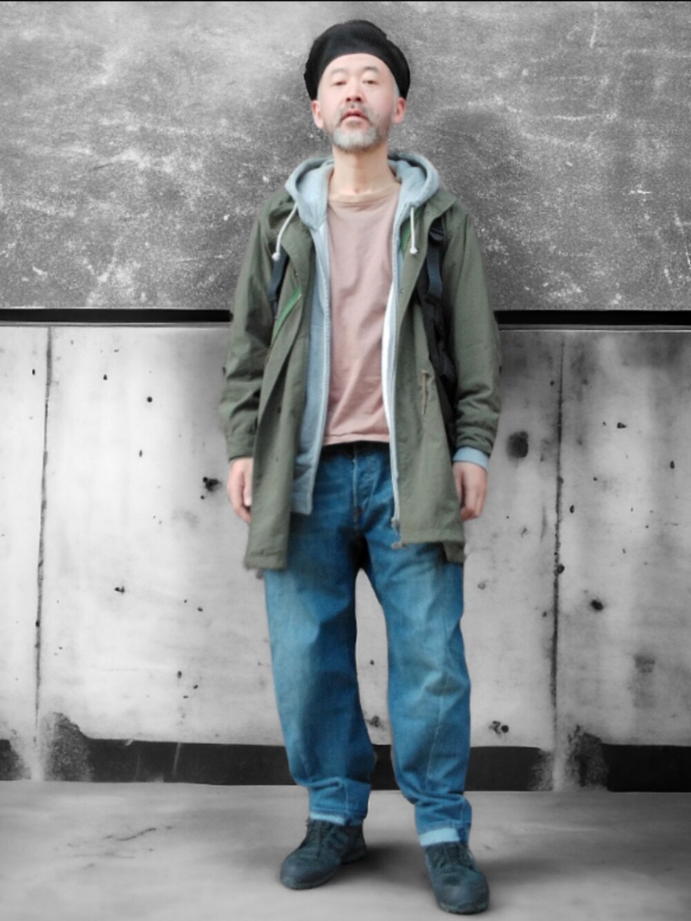 ブルー系のデニムパンツ、ブラック系のスニーカー、グリーン系のモッズコートを着用したメンズの冬コーディネートの3枚目の写真
