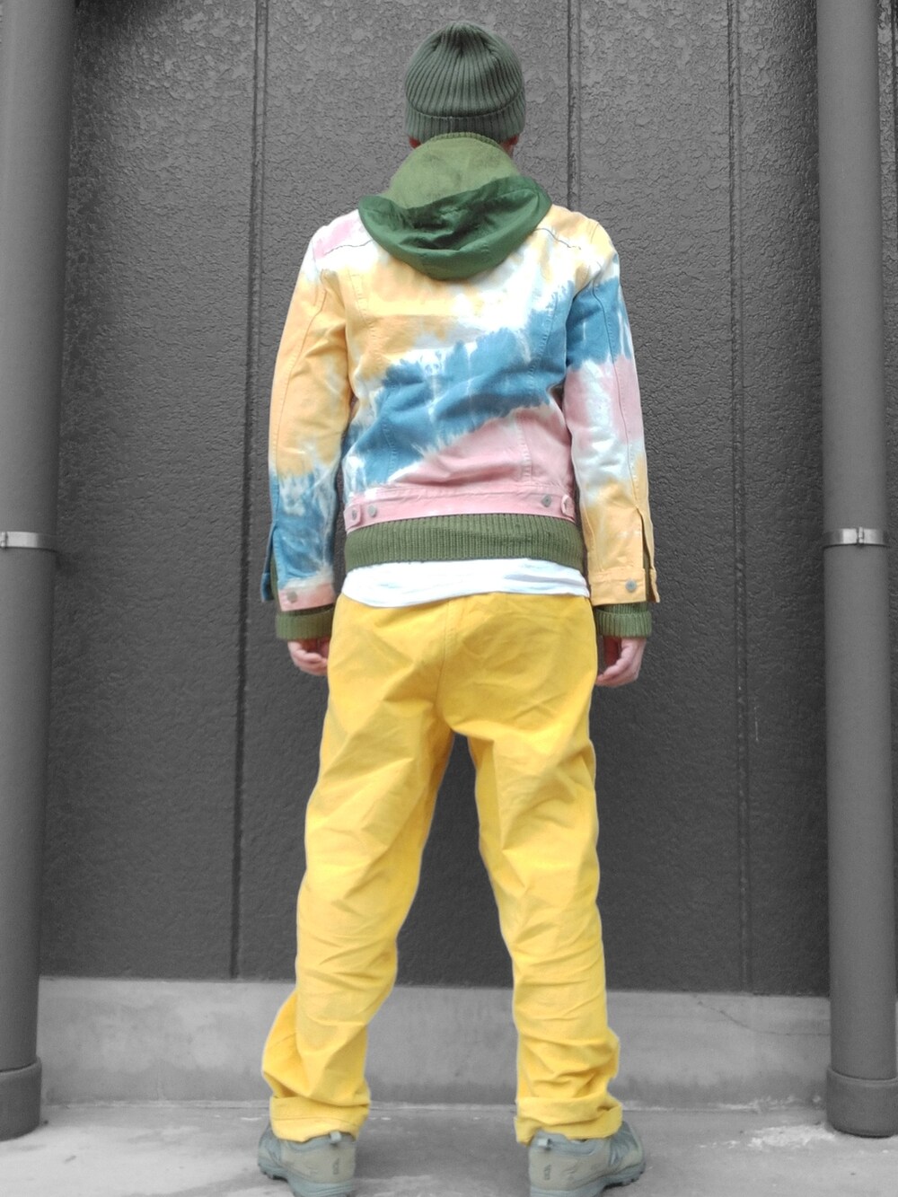 イエロー系のパンツ、その他のデニムジャケット、グリーン系のスニーカーを着用したメンズの冬コーディネートの5枚目の写真