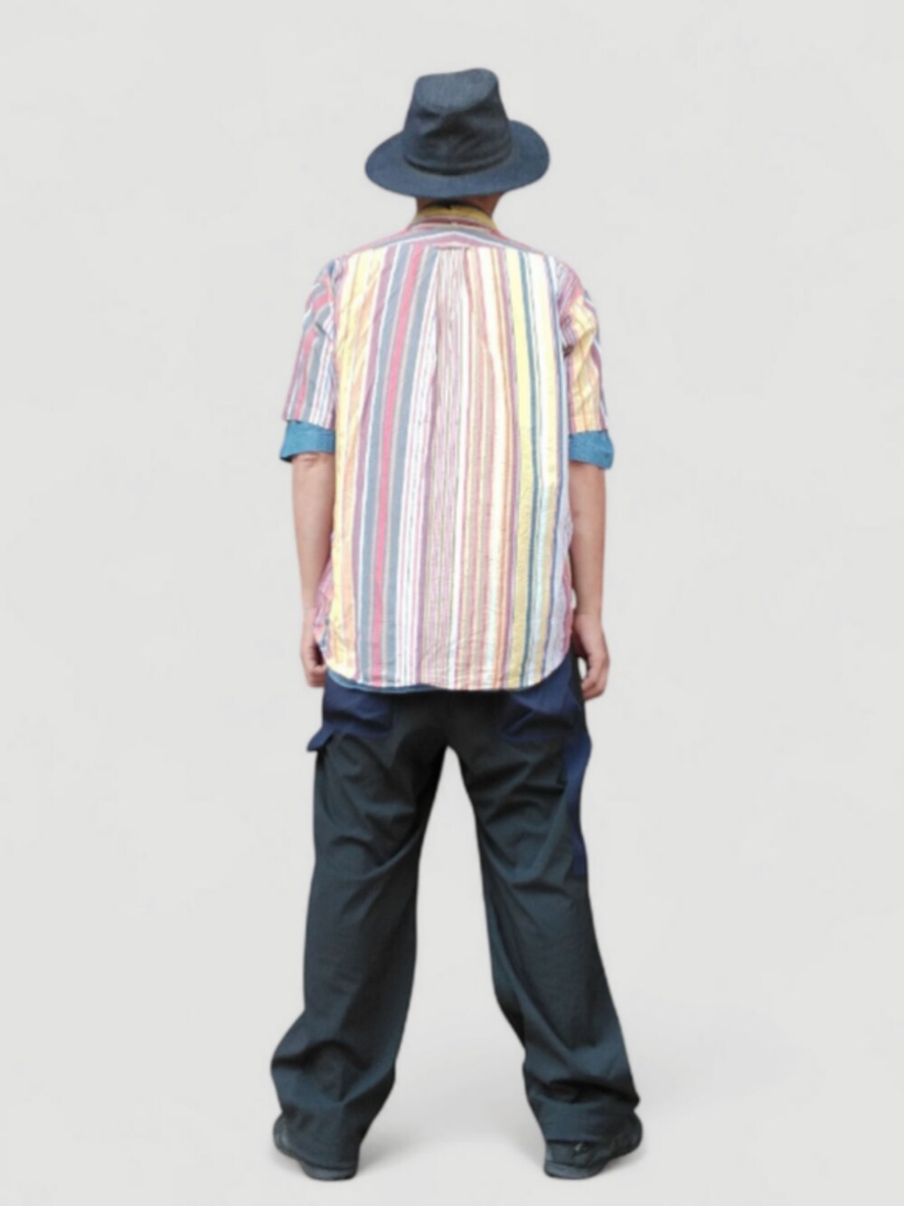 ブルー系のパンツ、ブラック系のスニーカー、その他のシャツ/ブラウスを着用したメンズの秋コーディネートの5枚目の写真