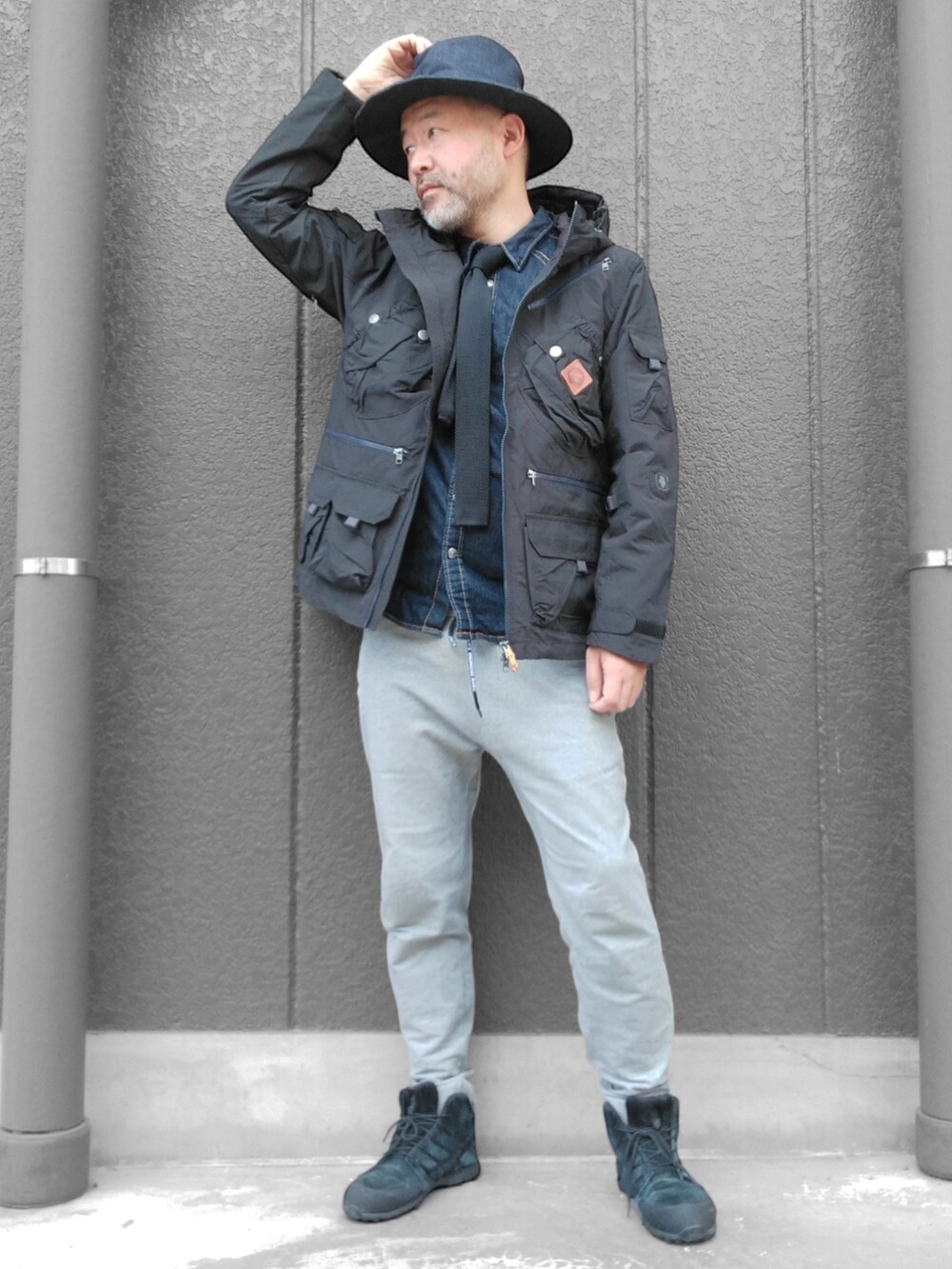 グレー系のその他パンツ、ブルー系のシャツ/ブラウス、ブラック系のネクタイを着用したメンズの春コーディネートの3枚目の写真