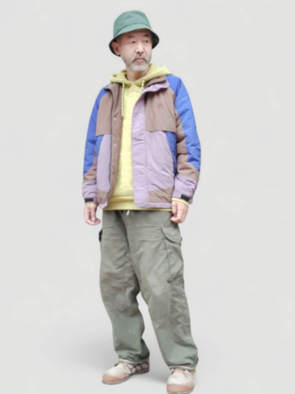グリーン系のカーゴパンツ、ベージュ系のスニーカー、ピンク系のジャケット/アウターを着用したメンズの秋コーディネートの3枚目の写真