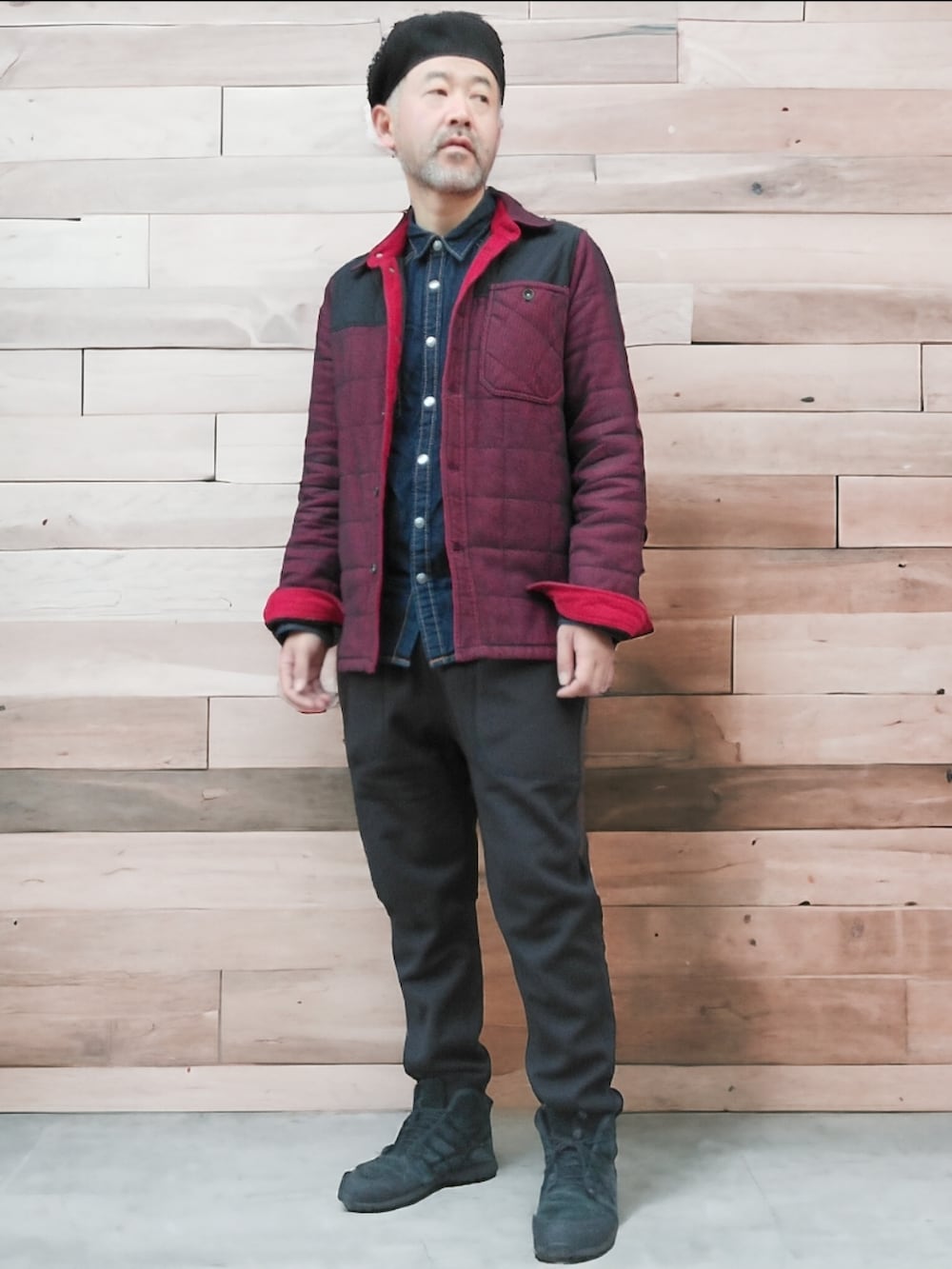 ブラック系のスウェットパンツ、レッド系のシャツ/ブラウス、ブルー系のシャツ/ブラウスを着用したメンズの冬コーディネートの3枚目の写真