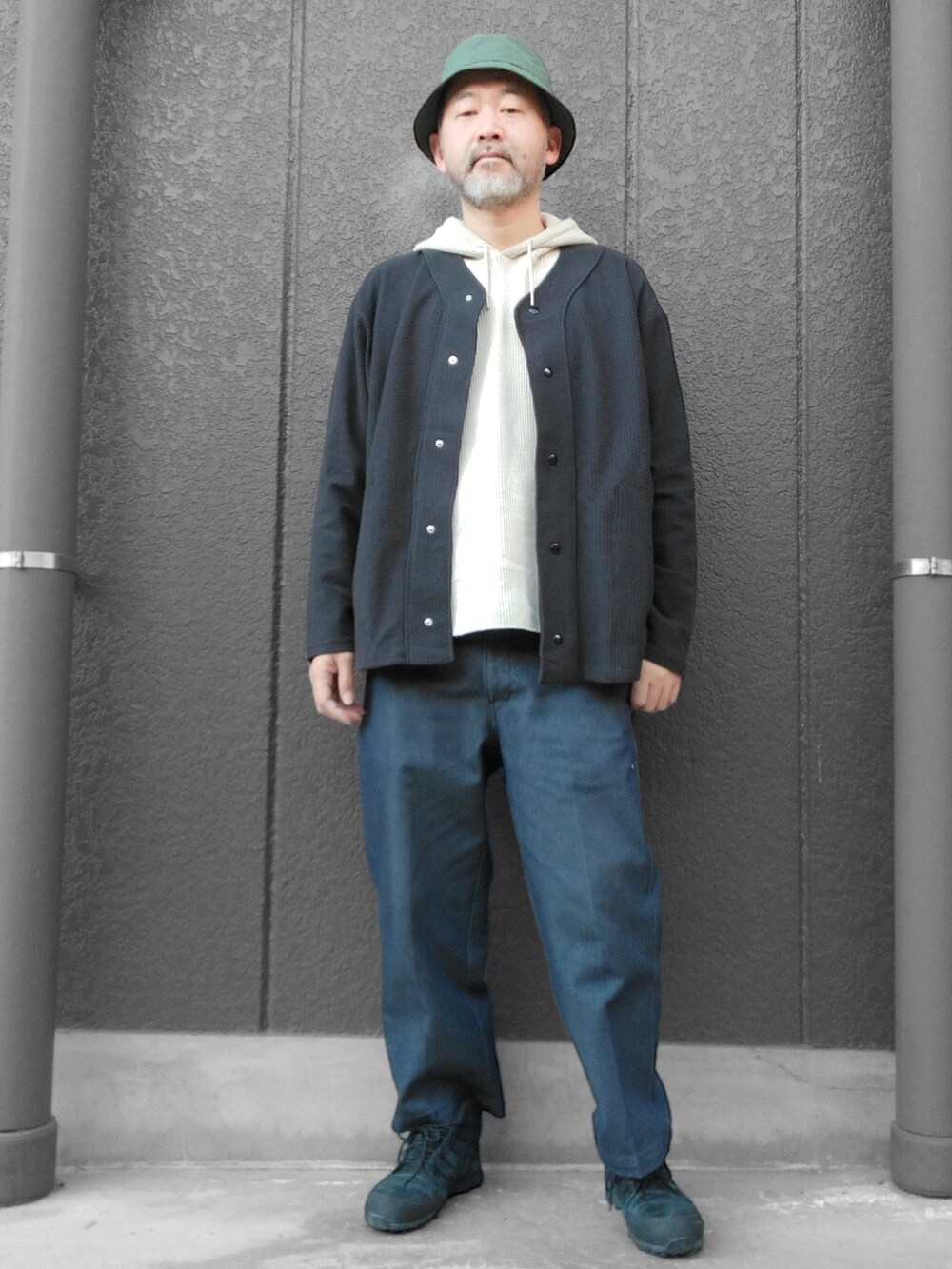 ブルー系のその他パンツ、ブラック系のカーディガン/ボレロ、ベージュ系のパーカーを着用したメンズの春コーディネートの2枚目の写真