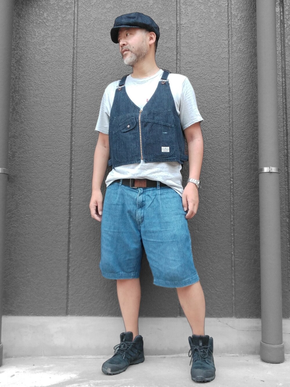 ブルー系のベスト、グレー系のTシャツ/カットソー、ブルー系のその他パンツを着用したメンズの夏コーディネートの2枚目の写真