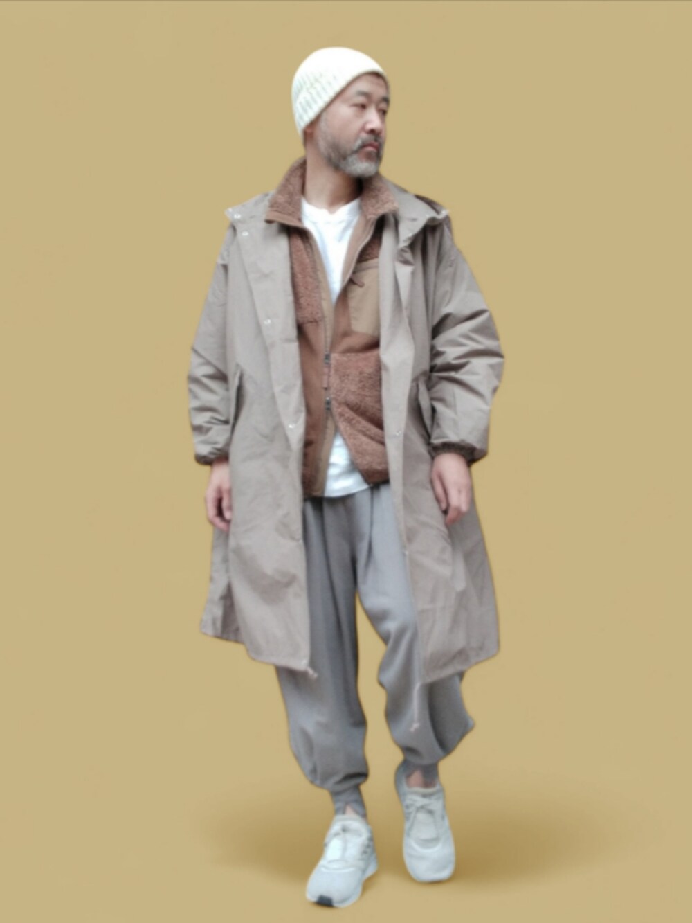 グレー系のスウェットパンツ、ベージュ系のその他アウター、ベージュ系のモッズコートを着用したメンズの冬コーディネートの3枚目の写真