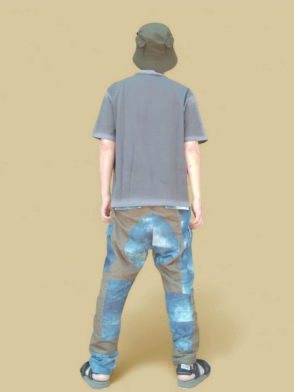 ブラック系のTシャツ/カットソー、ブルー系のデニムパンツ、ブラック系のサンダルを着用したメンズの夏コーディネートの5枚目の写真