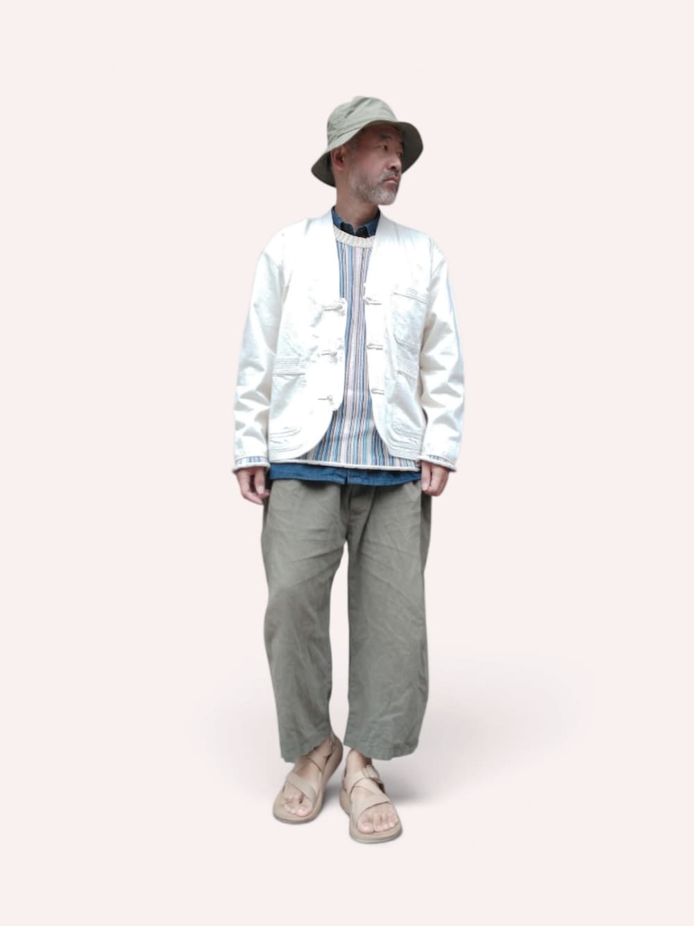 グリーン系のその他パンツ、ホワイト系のジャケット/アウター、グリーン系のハットを着用したメンズの秋コーディネートの3枚目の写真