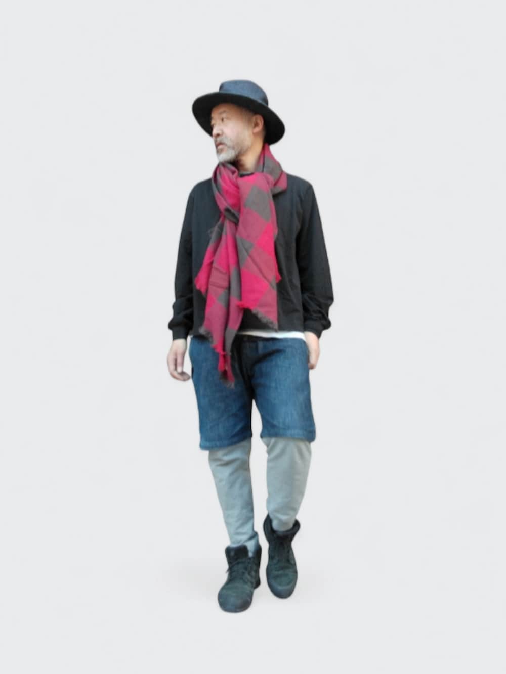 ブラック系のスニーカー、ブルー系のデニムパンツ、ブラック系のTシャツ/カットソーを着用したメンズの冬コーディネートの4枚目の写真