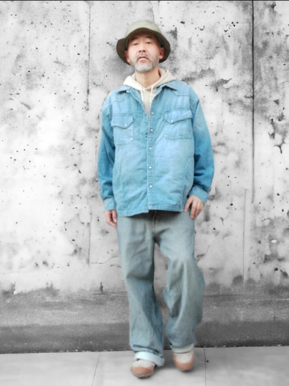 グレー系のデニムパンツ、ベージュ系のスニーカー、ブルー系のシャツ/ブラウスを着用したメンズの春コーディネートの4枚目の写真