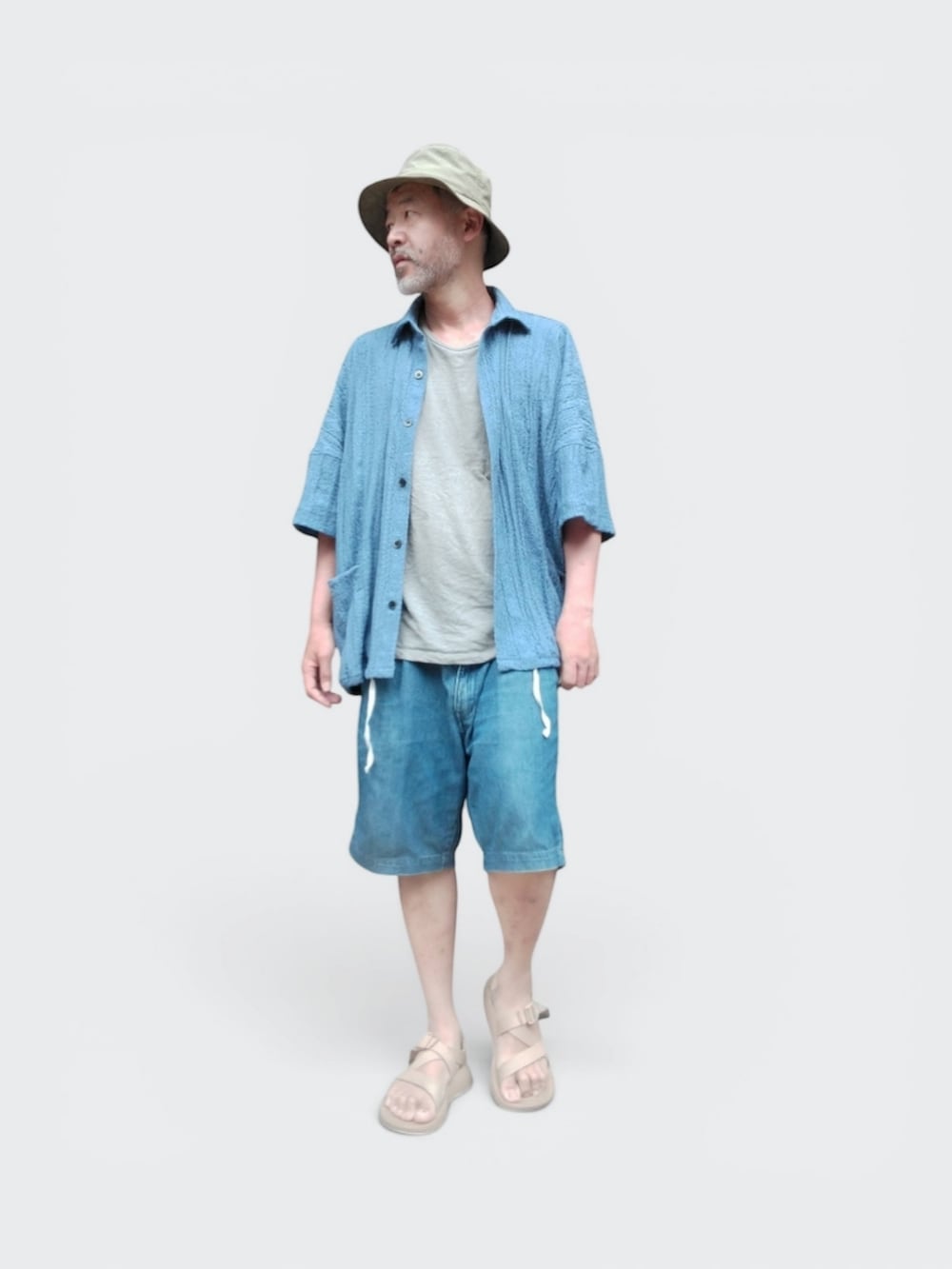 ブルー系のその他パンツ、ベージュ系のサンダル、ブルー系のシャツ/ブラウスを着用したメンズの夏コーディネートの3枚目の写真