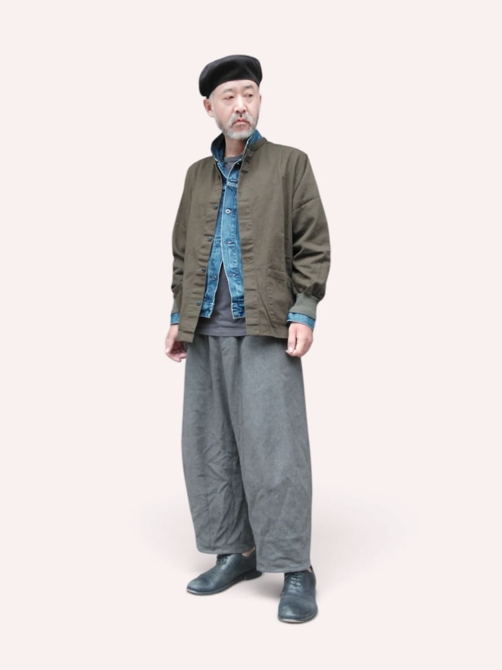 グレー系のパンツ、ブルー系のデニムジャケット、グリーン系のシャツ/ブラウスを着用したメンズの夏コーディネートの4枚目の写真