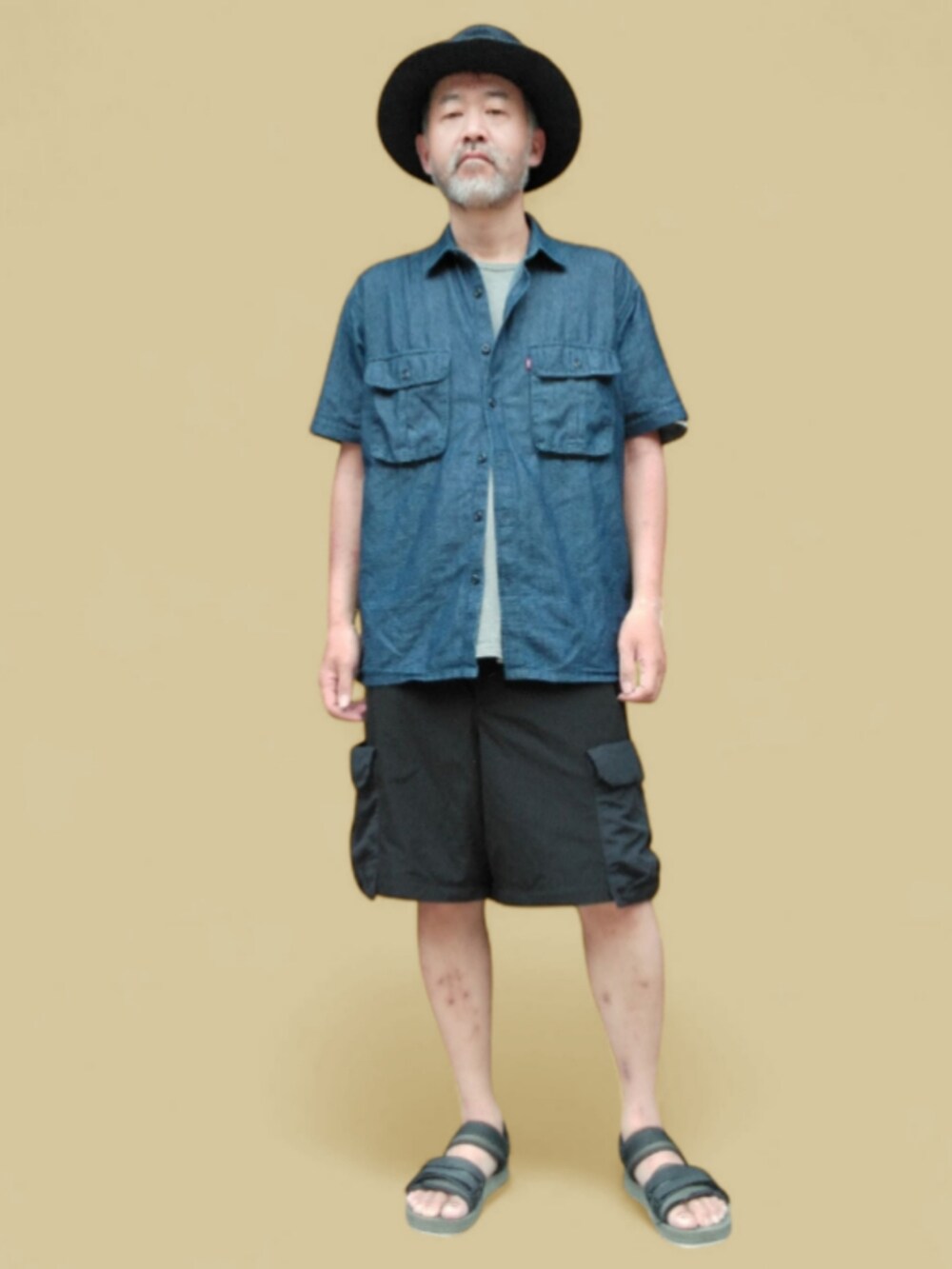 ブラック系のサンダル、ブラック系のカーゴパンツ、ブルー系のシャツ/ブラウスを着用したメンズの夏コーディネートの2枚目の写真