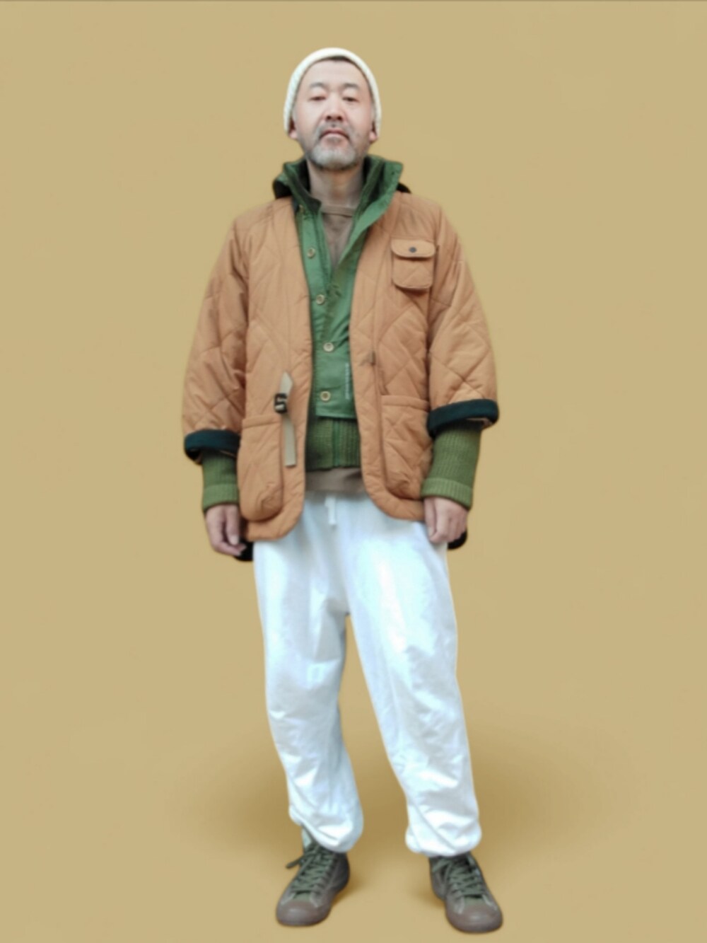 ホワイト系のスウェットパンツ、グリーン系のスニーカー、ブラウン系のジャケット/アウターを着用したメンズの冬コーディネートの2枚目の写真