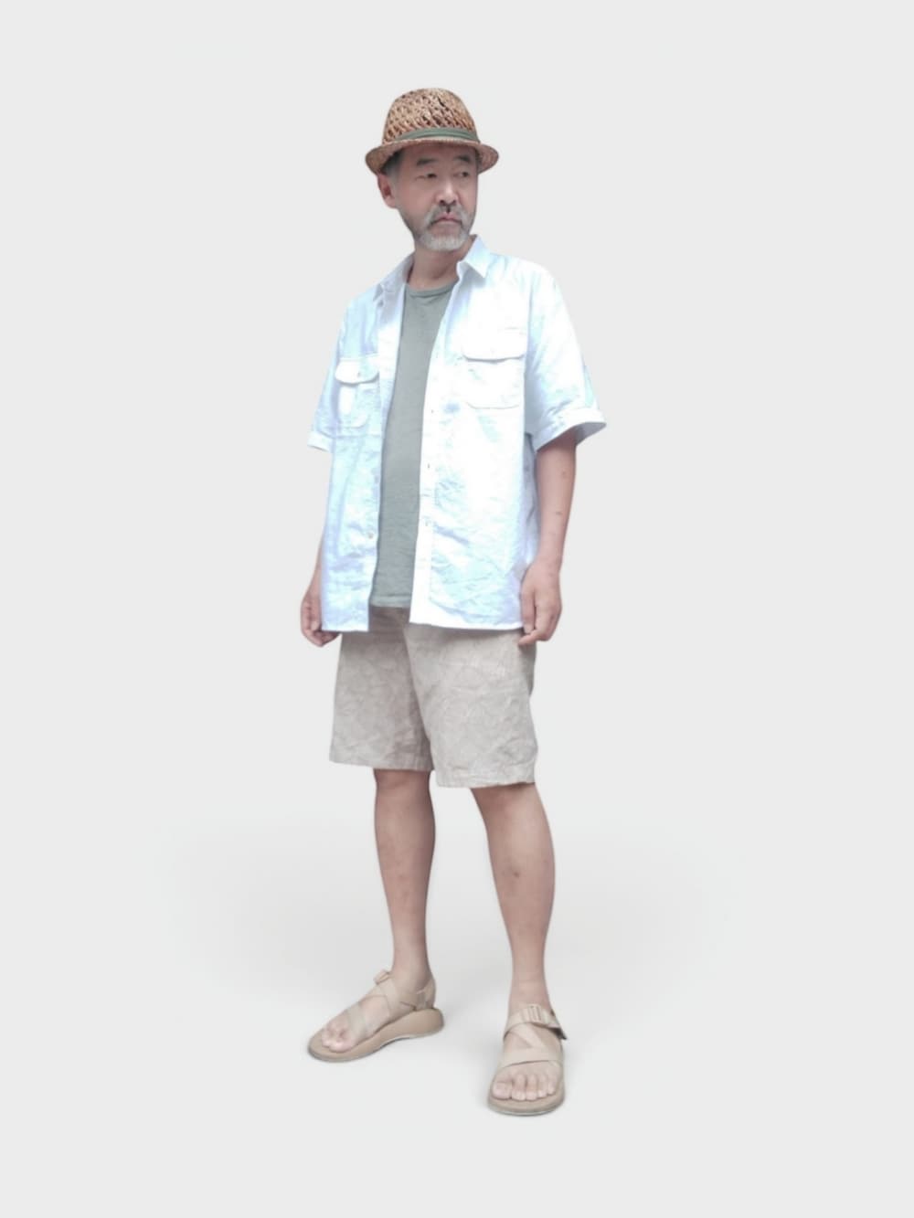 ベージュ系のその他パンツ、ベージュ系のサンダル、ホワイト系のシャツ/ブラウスを着用したメンズの夏コーディネートの4枚目の写真
