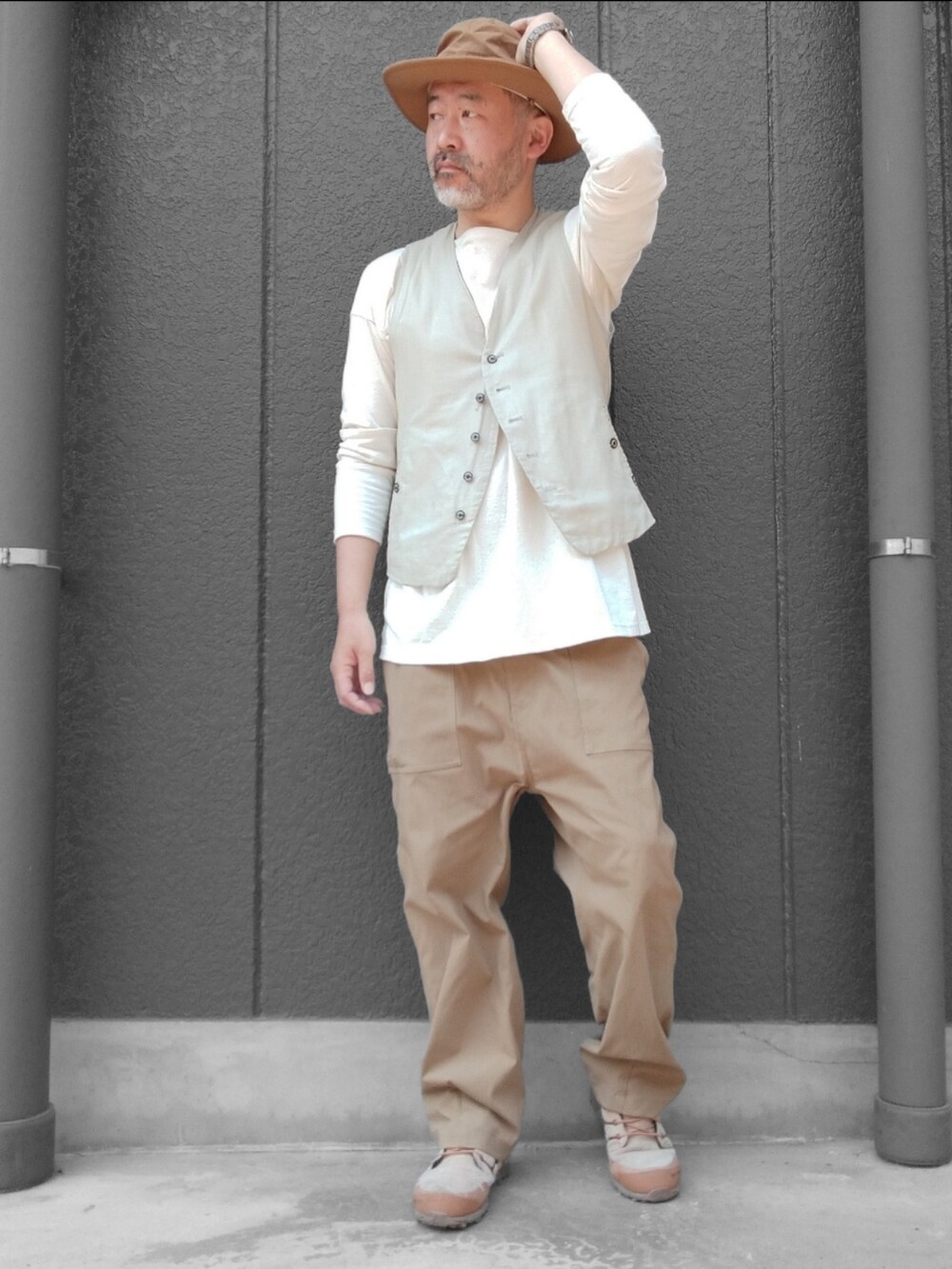 ベージュ系のパンツ、ベージュ系のスニーカー、ホワイト系のTシャツ/カットソーを着用したメンズの夏コーディネートの4枚目の写真