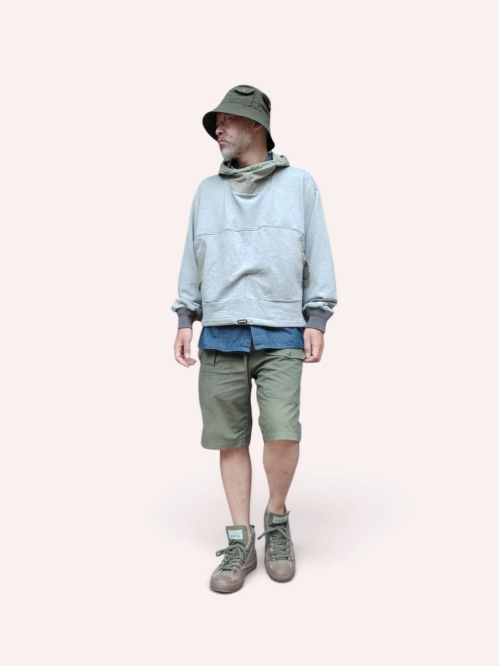 グリーン系のその他パンツ、グリーン系のスニーカー、グレー系のパーカーを着用したメンズの秋コーディネートの2枚目の写真