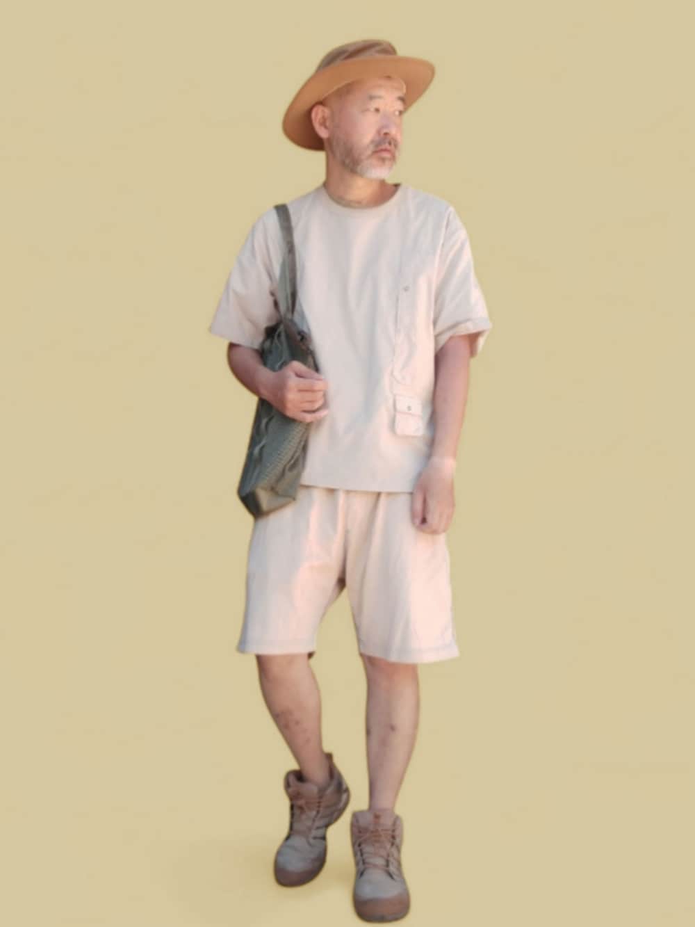 ベージュ系のスニーカー、イエロー系のパンツ、ベージュ系のその他トップスを着用したメンズの夏コーディネートの4枚目の写真