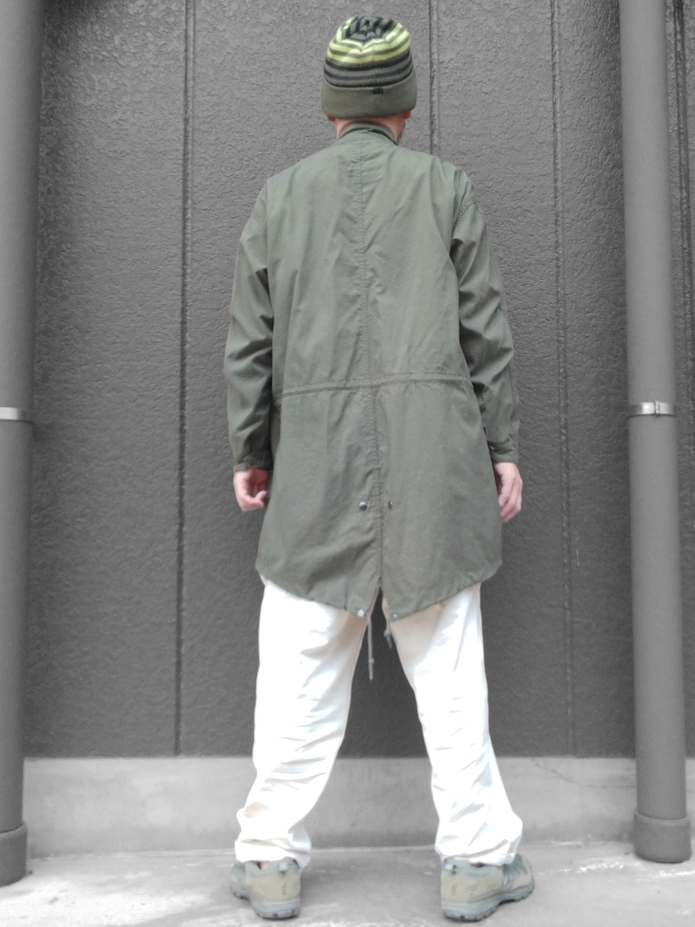 ホワイト系のカーゴパンツ、グリーン系のモッズコート、イエロー系のシャツ/ブラウスを着用したメンズの冬コーディネートの5枚目の写真