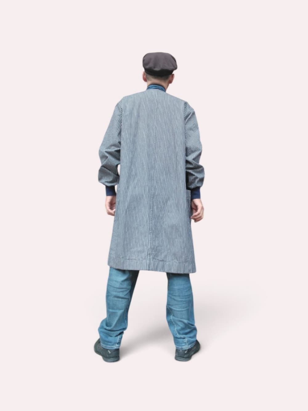 ブルー系のデニムパンツ、ブラック系のスニーカー、ブルー系のシャツ/ブラウスを着用したメンズの夏コーディネートの5枚目の写真
