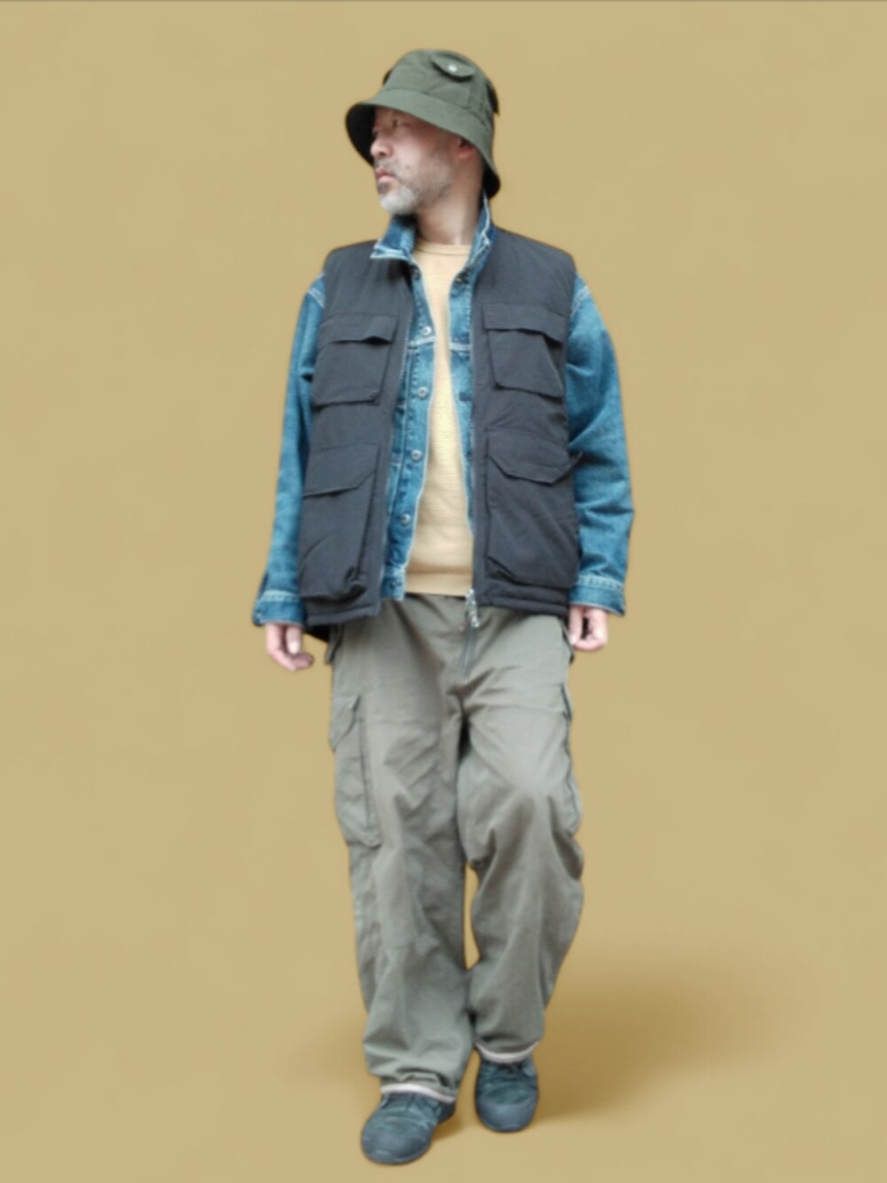 グリーン系のカーゴパンツ、ブラック系のスニーカー、ブラック系のその他アウターを着用したメンズの冬コーディネートの3枚目の写真