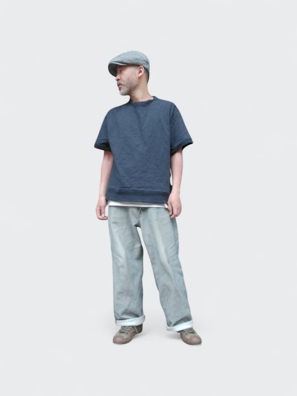 ブルー系のTシャツ/カットソー、グレー系のパンツ、グリーン系のスニーカーを着用したメンズの春コーディネートの3枚目の写真