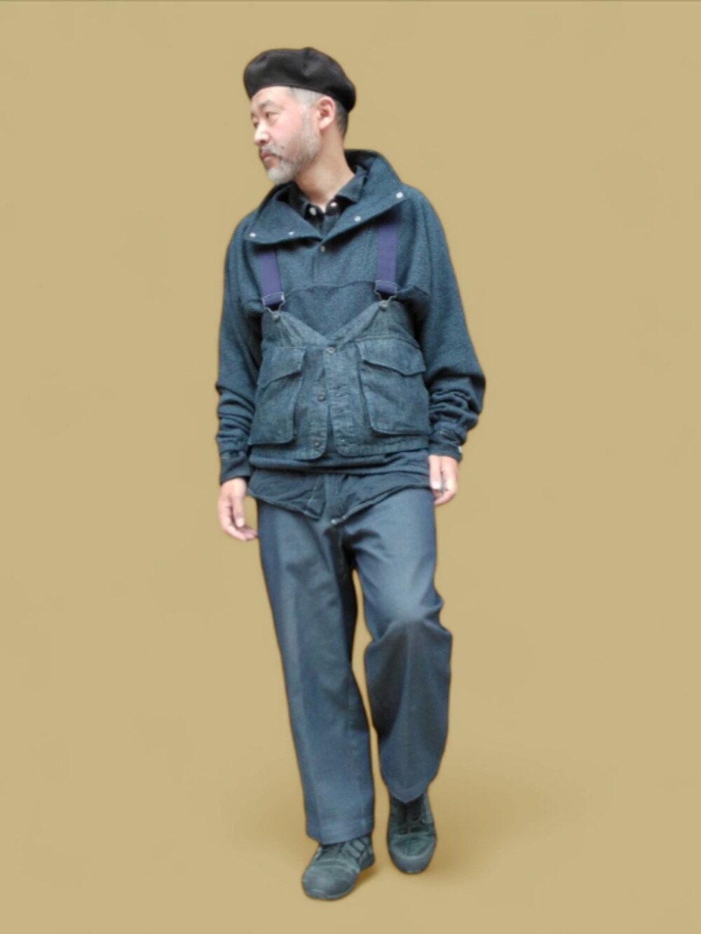 ブルー系のその他パンツ、ブラック系のスニーカー、ブルー系のベストを着用したメンズの秋コーディネートの2枚目の写真