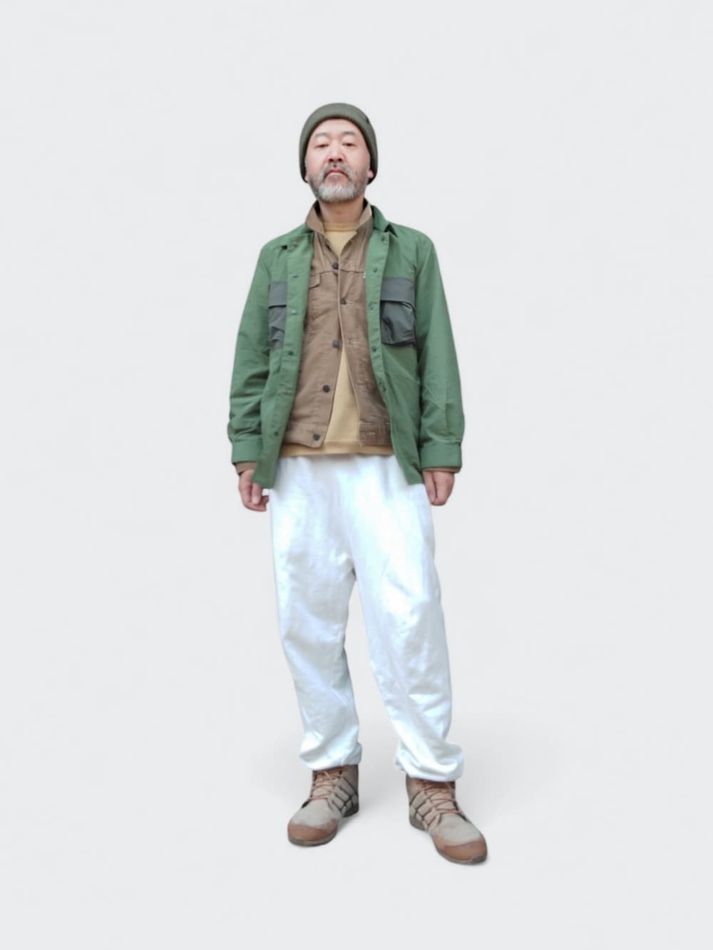 ベージュ系のスニーカー、グリーン系のシャツ/ブラウス、グリーン系のニットキャップ/ビーニーを着用したメンズの春コーディネートの4枚目の写真