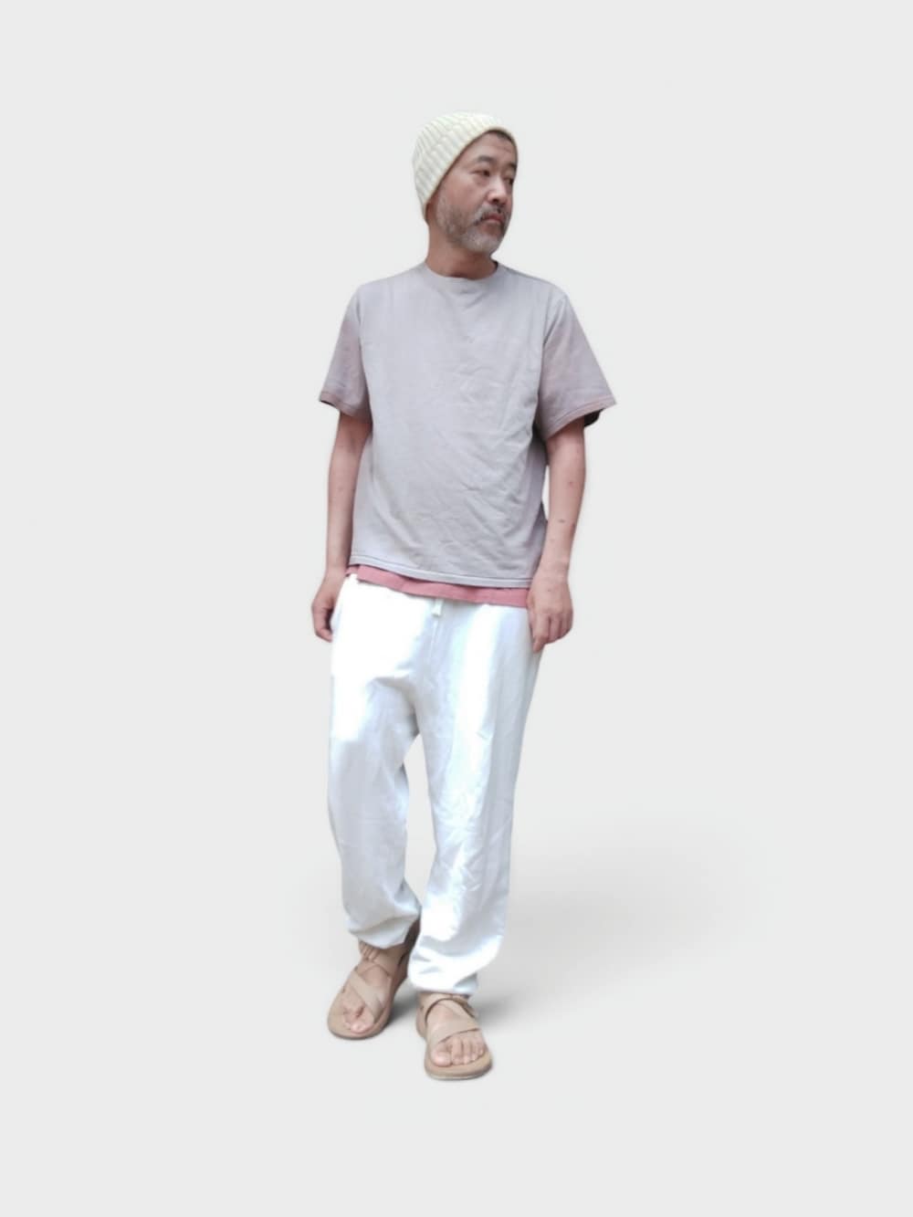 ホワイト系のスウェットパンツ、ベージュ系のサンダル、ベージュ系のTシャツ/カットソーを着用したメンズの夏コーディネートの3枚目の写真