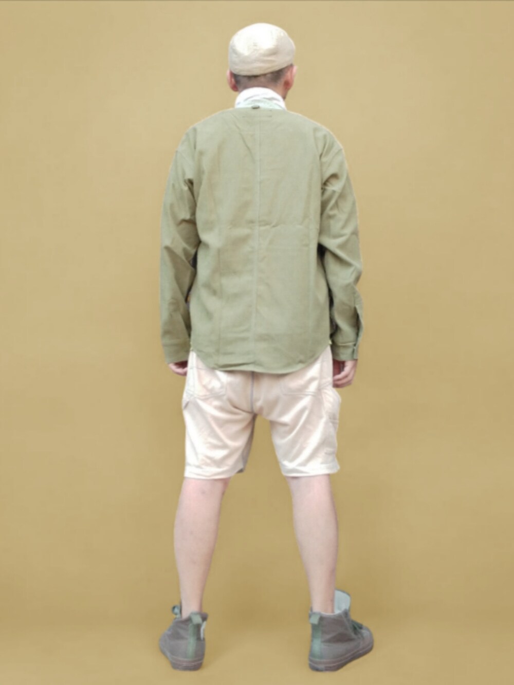 イエロー系のパンツ、グリーン系のスニーカー、グリーン系のシャツ/ブラウスを着用したメンズの夏コーディネートの5枚目の写真