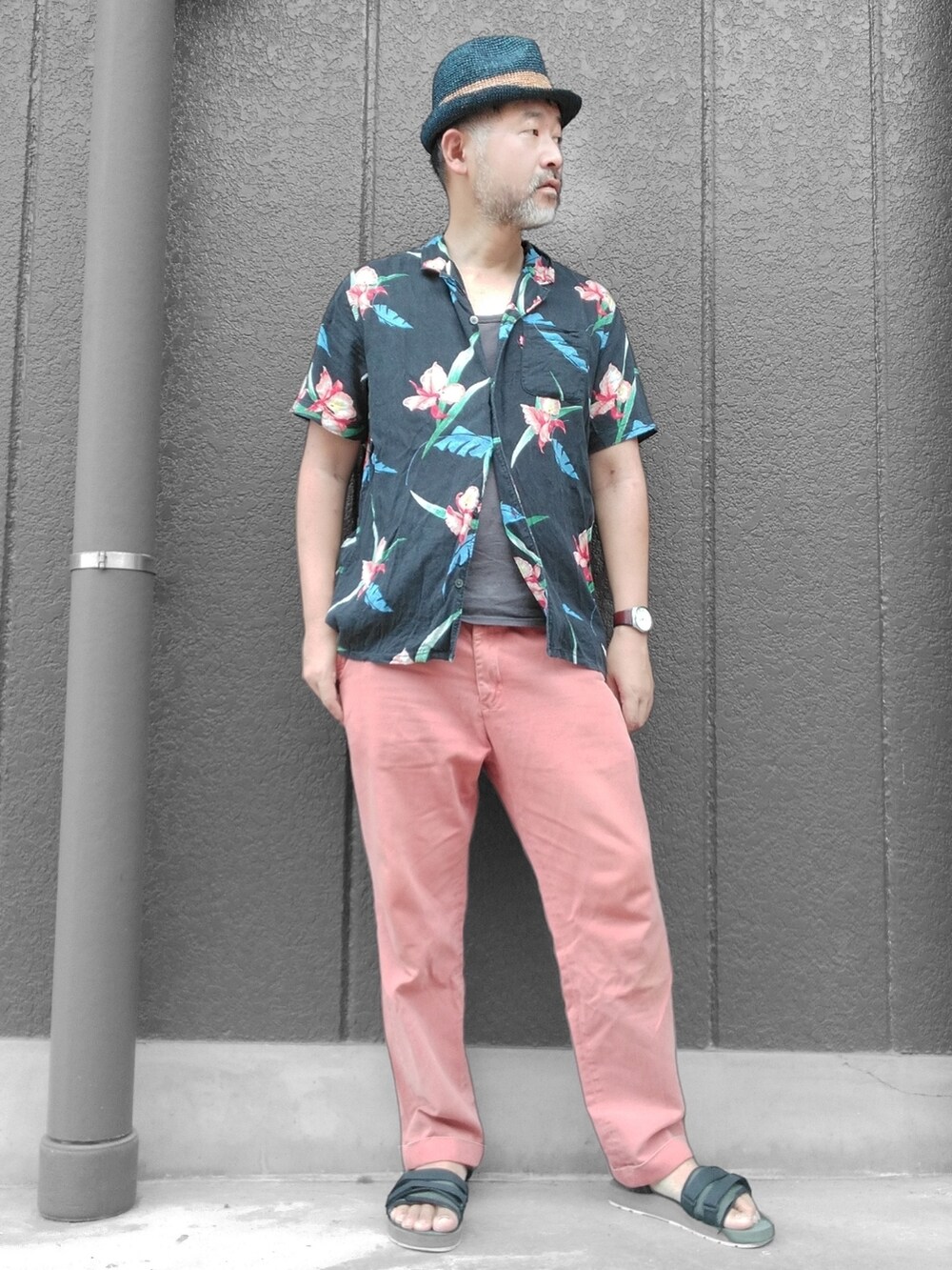 ピンク系のチノパンツ、グリーン系のサンダル、その他のシャツ/ブラウスを着用したメンズの夏コーディネートの3枚目の写真