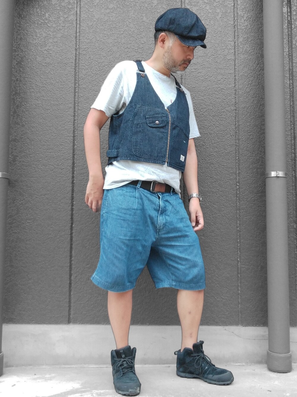 ブルー系のベスト、グレー系のTシャツ/カットソー、ブルー系のその他パンツを着用したメンズの夏コーディネートの3枚目の写真